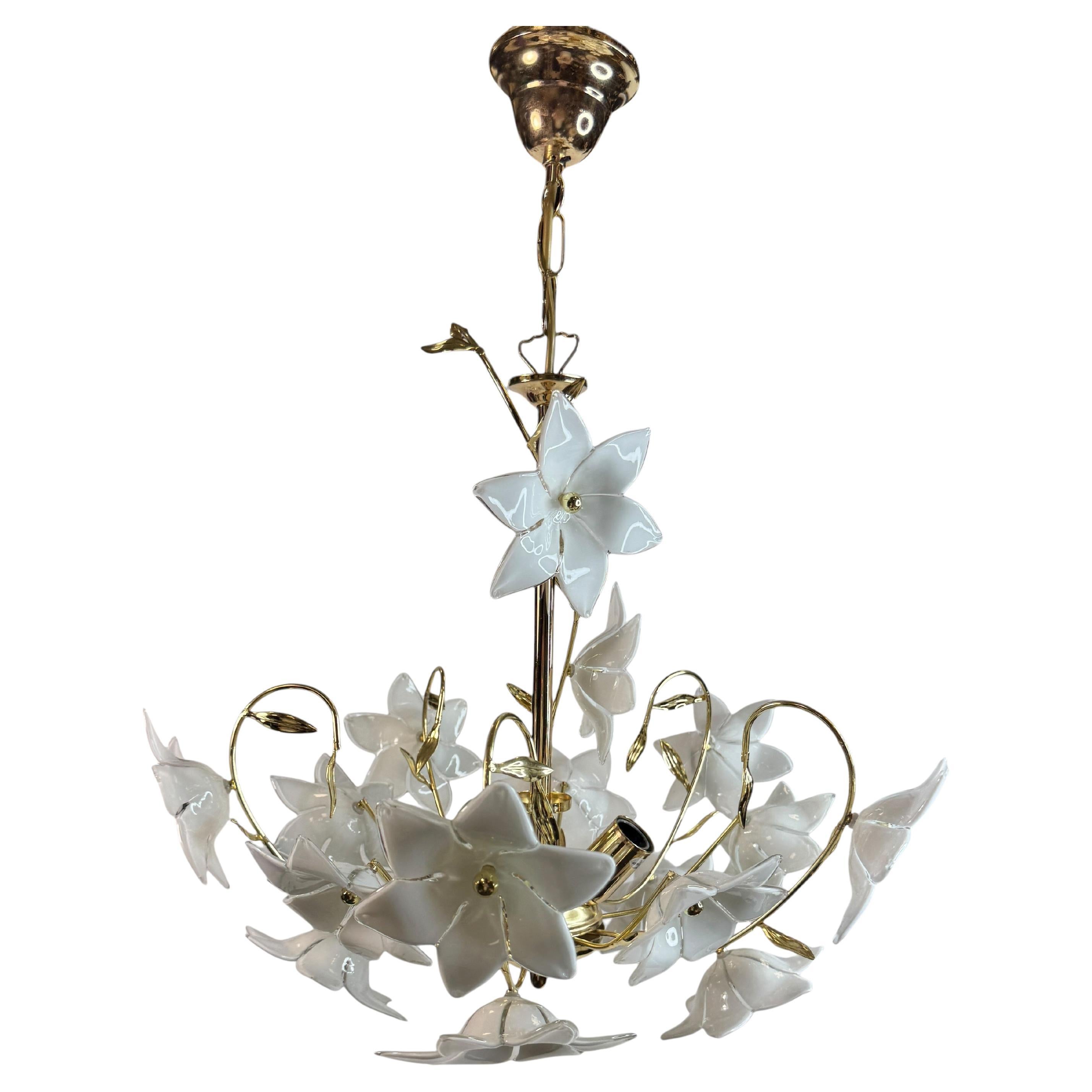Delizioso lampadario vintage di Murano con fiori in vetro bianco, anni
70