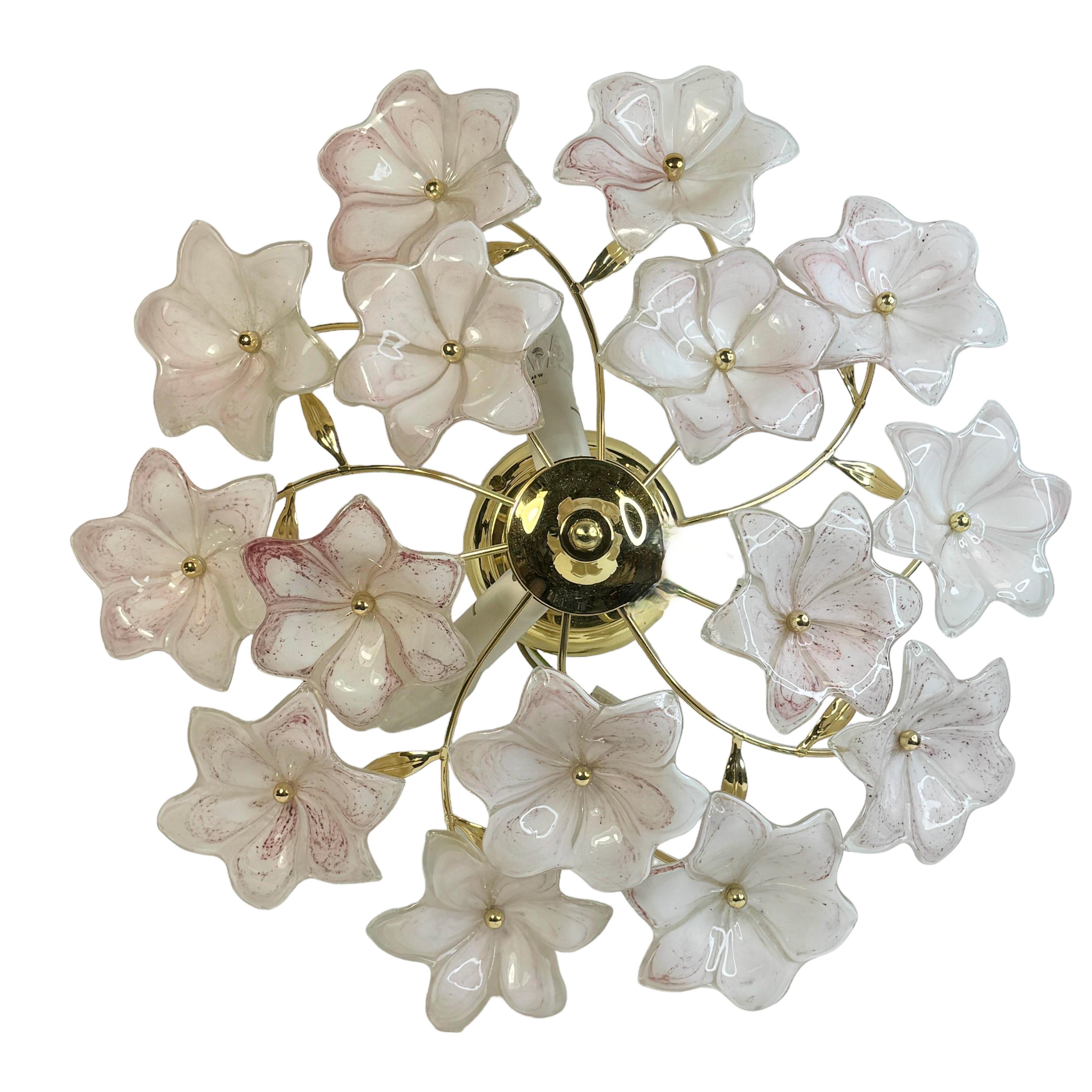 Delizioso lampadario a incasso vintage di Murano Fiori di vetro bianchi e rosa 1970s 2