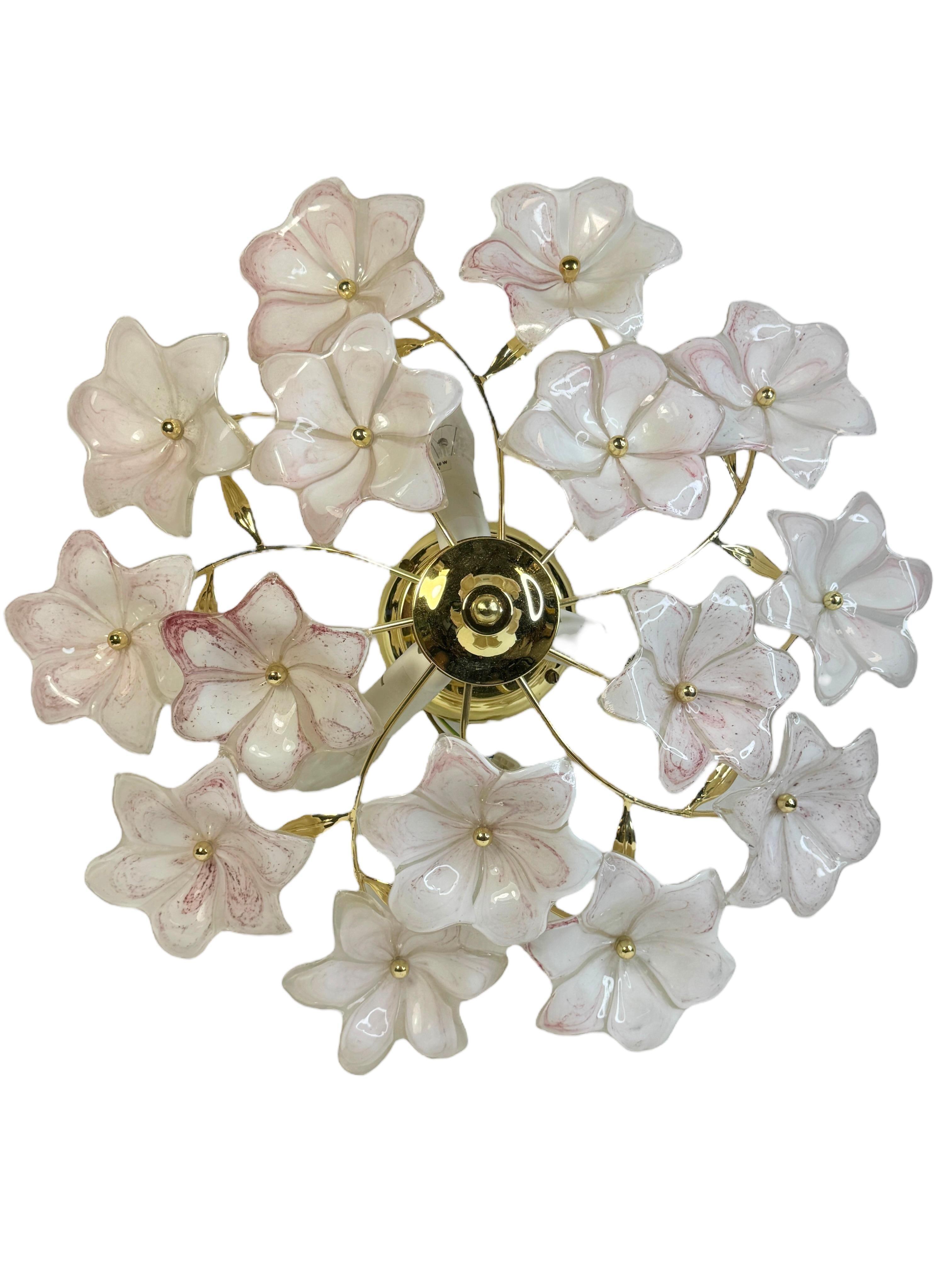 Una bellissima plafoniera a incasso, realizzata in Italia negli anni '70. Alcuni bellissimi fiori di vetro, realizzati a mano e quindi di forma diversa. I fiori di vetro sono di colore bianco con macchie rosa. L'apparecchio richiede tre lampadine