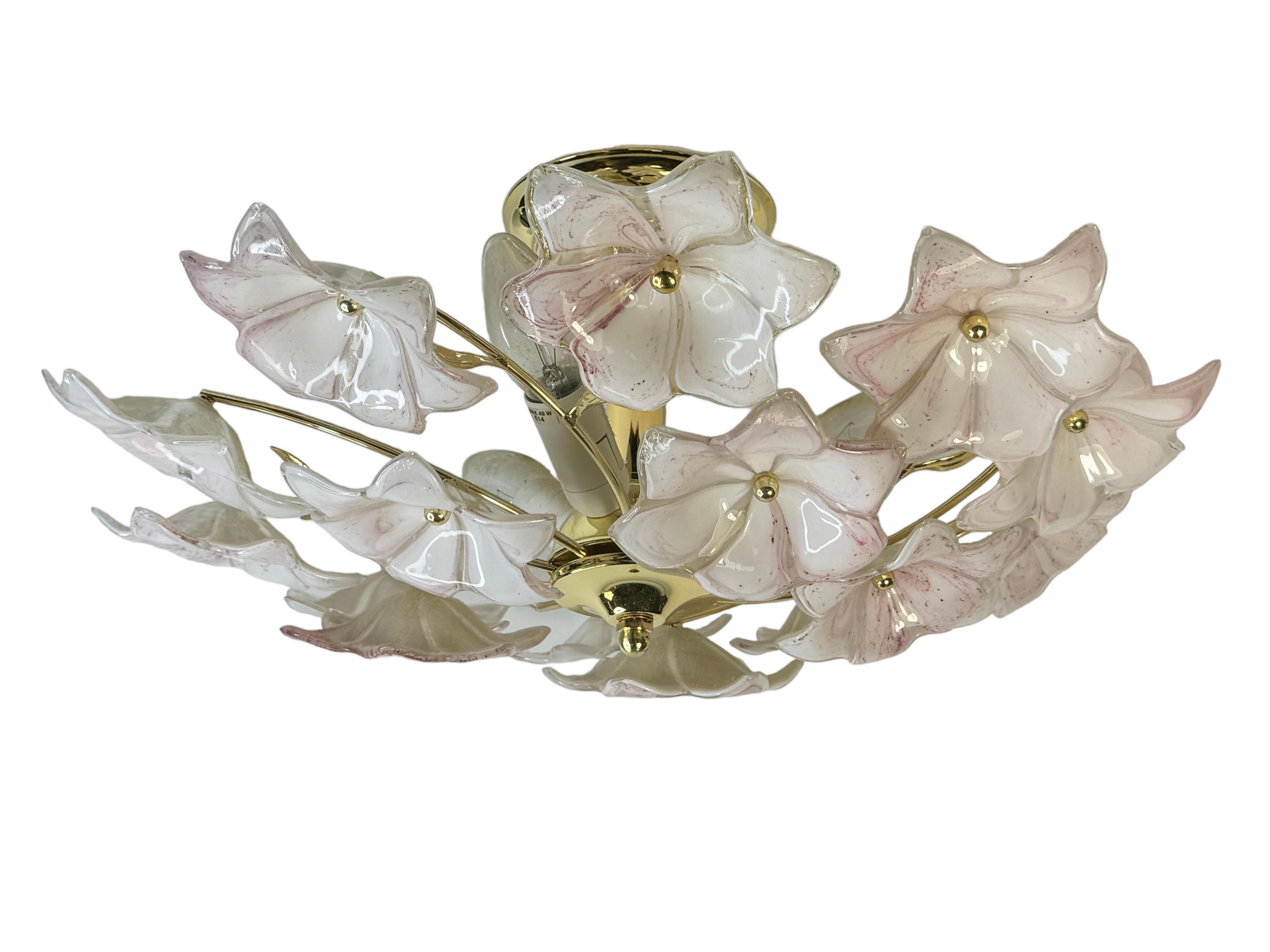 Mid-Century moderno Delizioso lampadario a incasso vintage di Murano Fiori di vetro bianchi e rosa 1970s