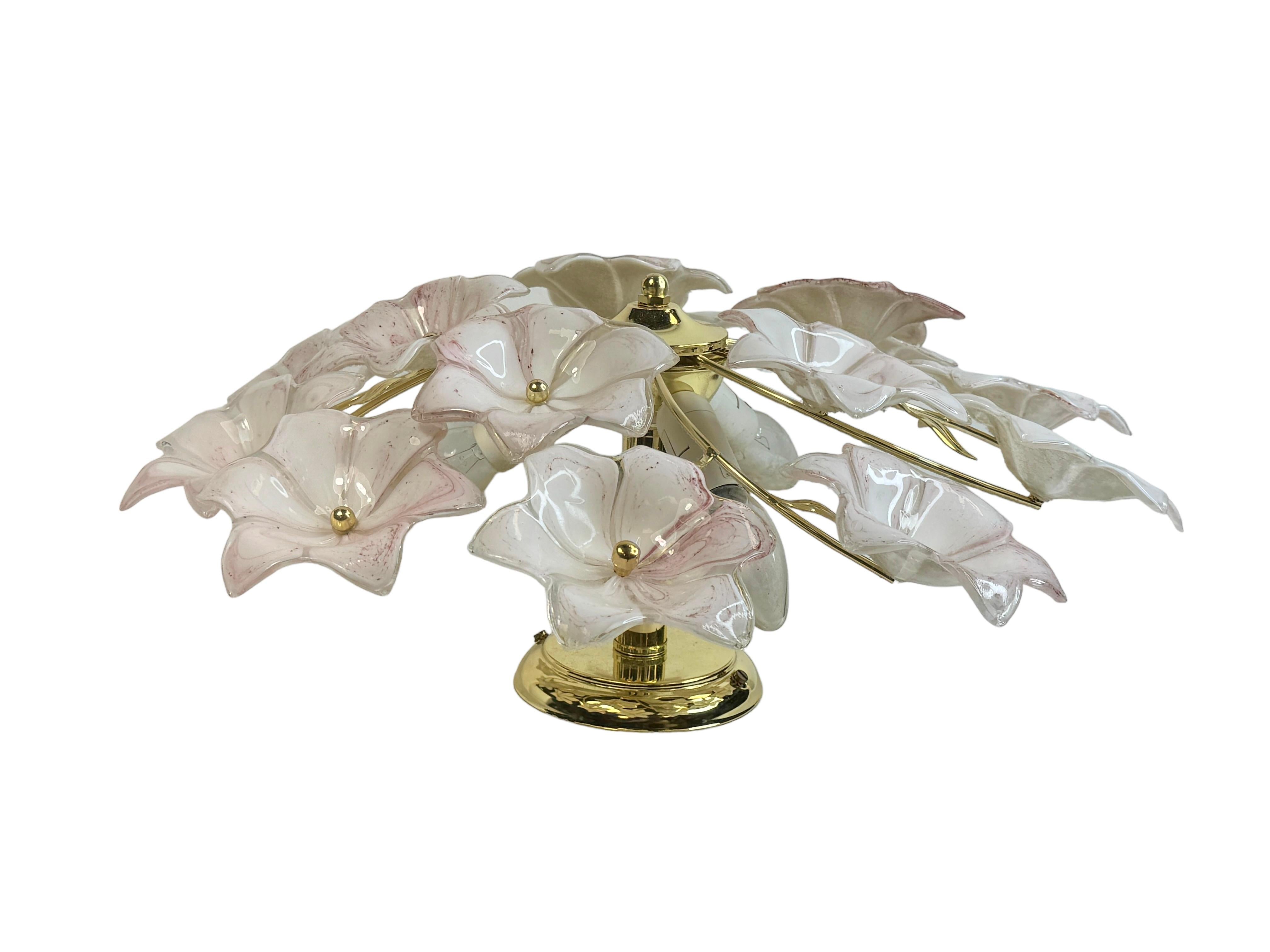 Italiano Delizioso lampadario a incasso vintage di Murano Fiori di vetro bianchi e rosa 1970s