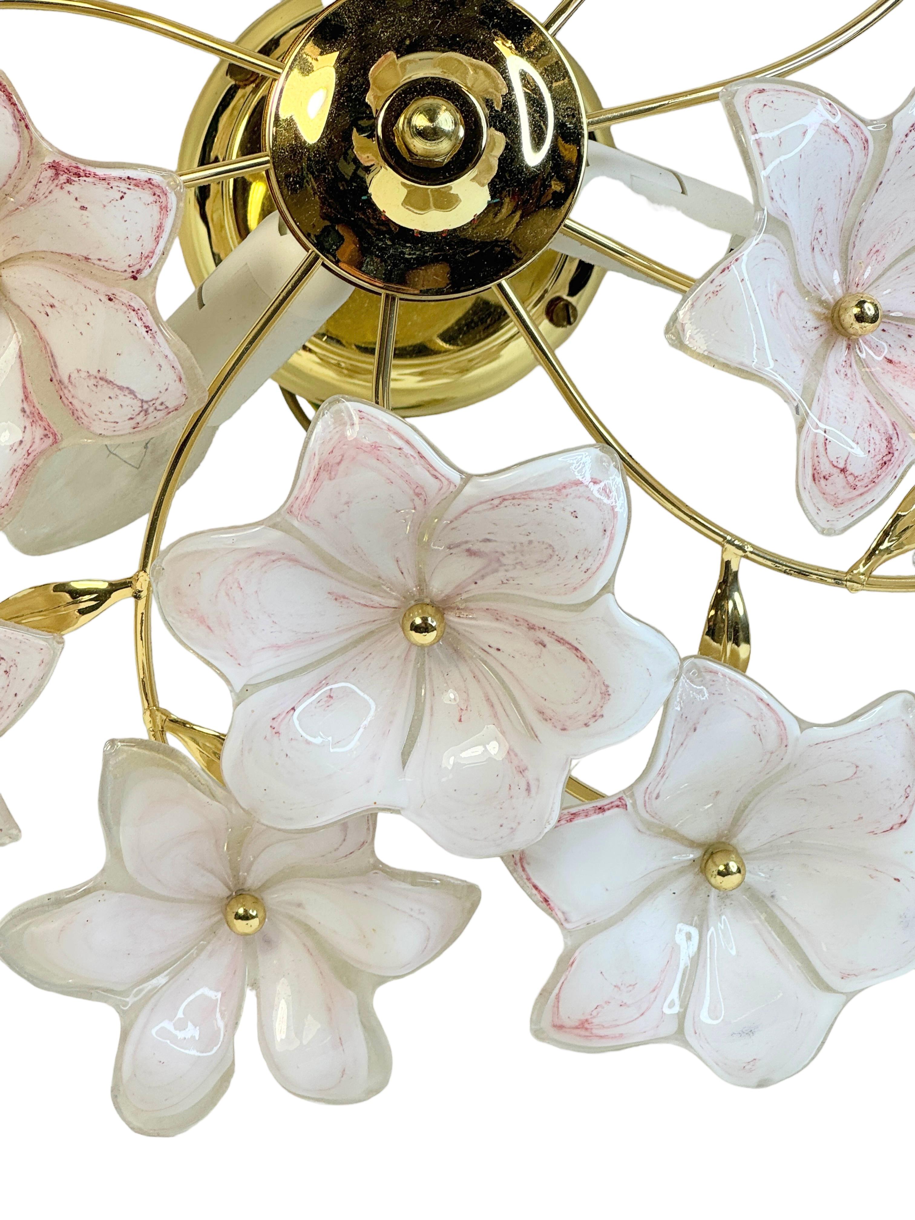 Delizioso lampadario a incasso vintage di Murano Fiori di vetro bianchi e rosa 1970s In condizioni buone a Nuernberg, DE