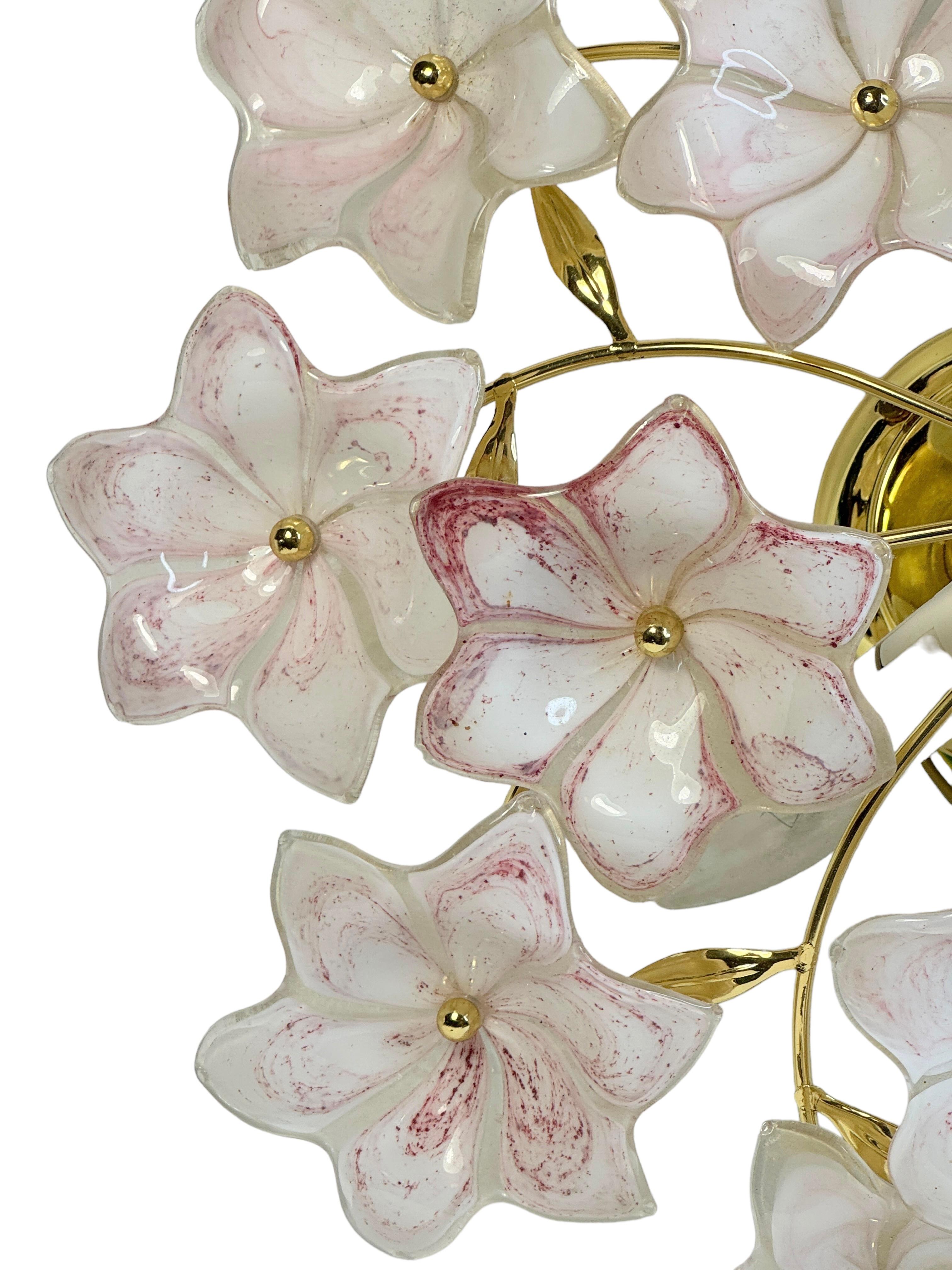 Fine XX secolo Delizioso lampadario a incasso vintage di Murano Fiori di vetro bianchi e rosa 1970s