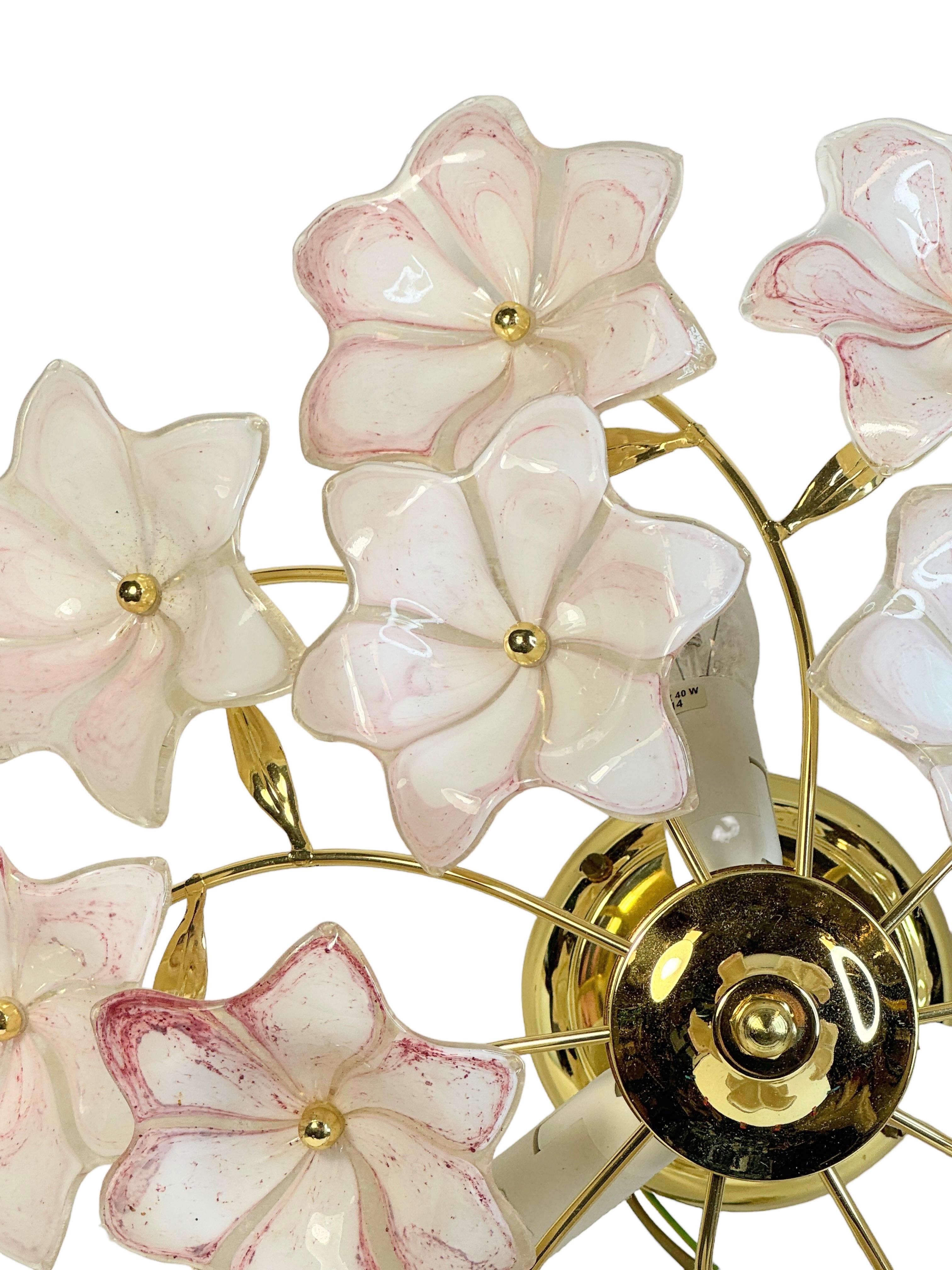 Metallo Delizioso lampadario a incasso vintage di Murano Fiori di vetro bianchi e rosa 1970s