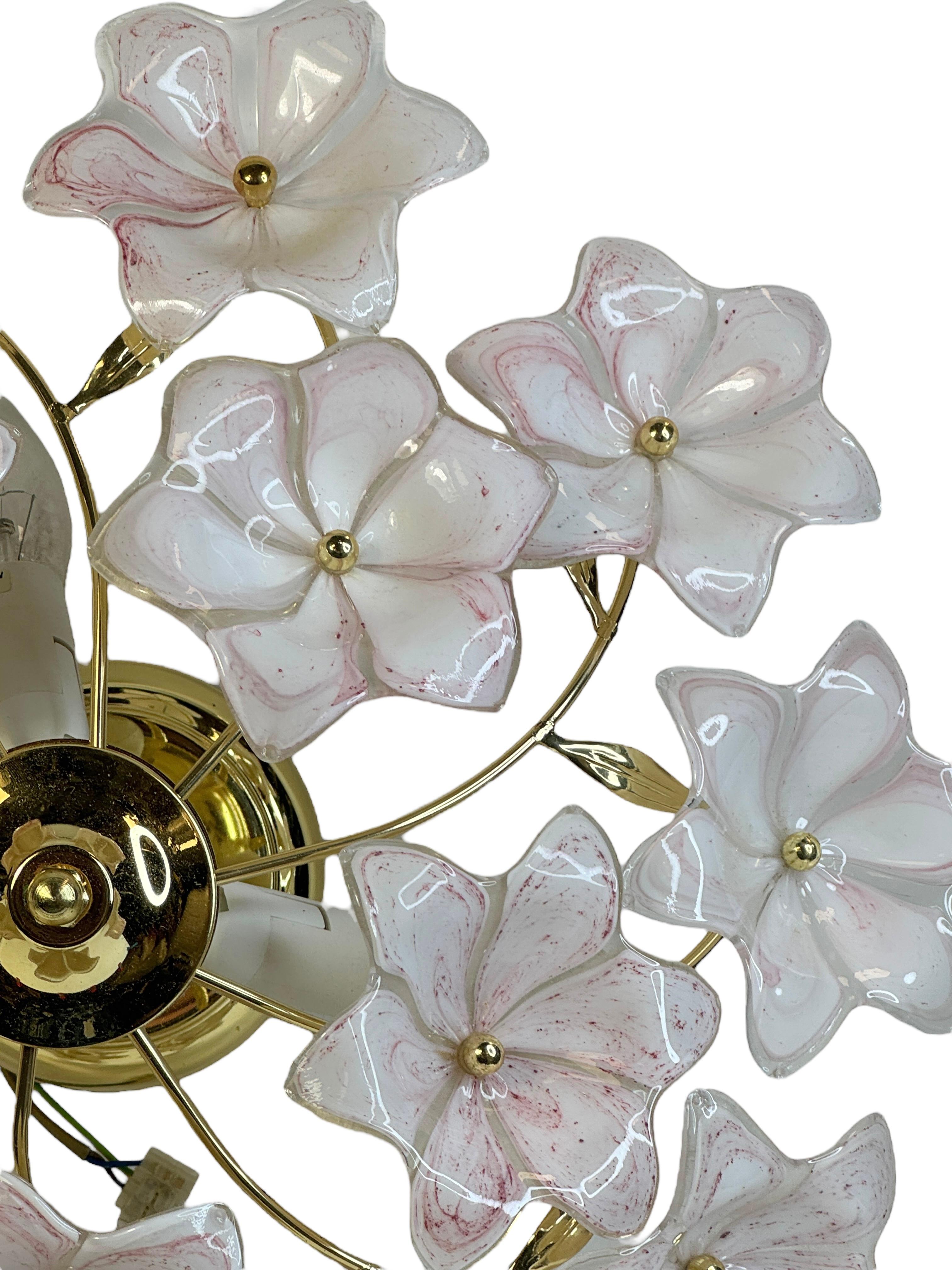 Delizioso lampadario a incasso vintage di Murano Fiori di vetro bianchi e rosa 1970s 1