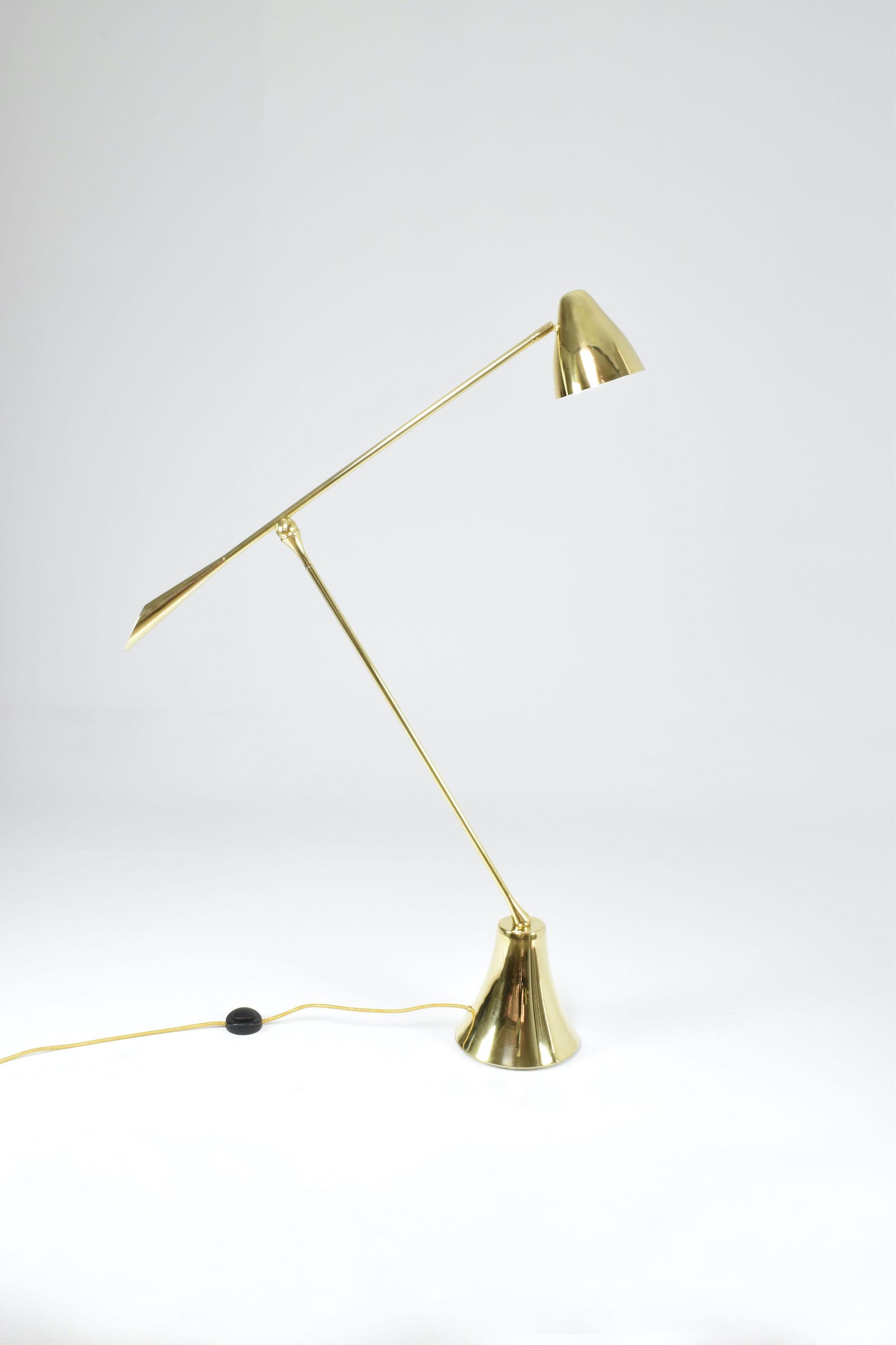 Voici le Design/One-Light-f3, un lampadaire multidirectionnel polyvalent entièrement fabriqué en laiton, conçu pour s'articuler en trois endroits clés : la base de l'abat-jour, le milieu du bras et la base de la tige. Son abat-jour de forme