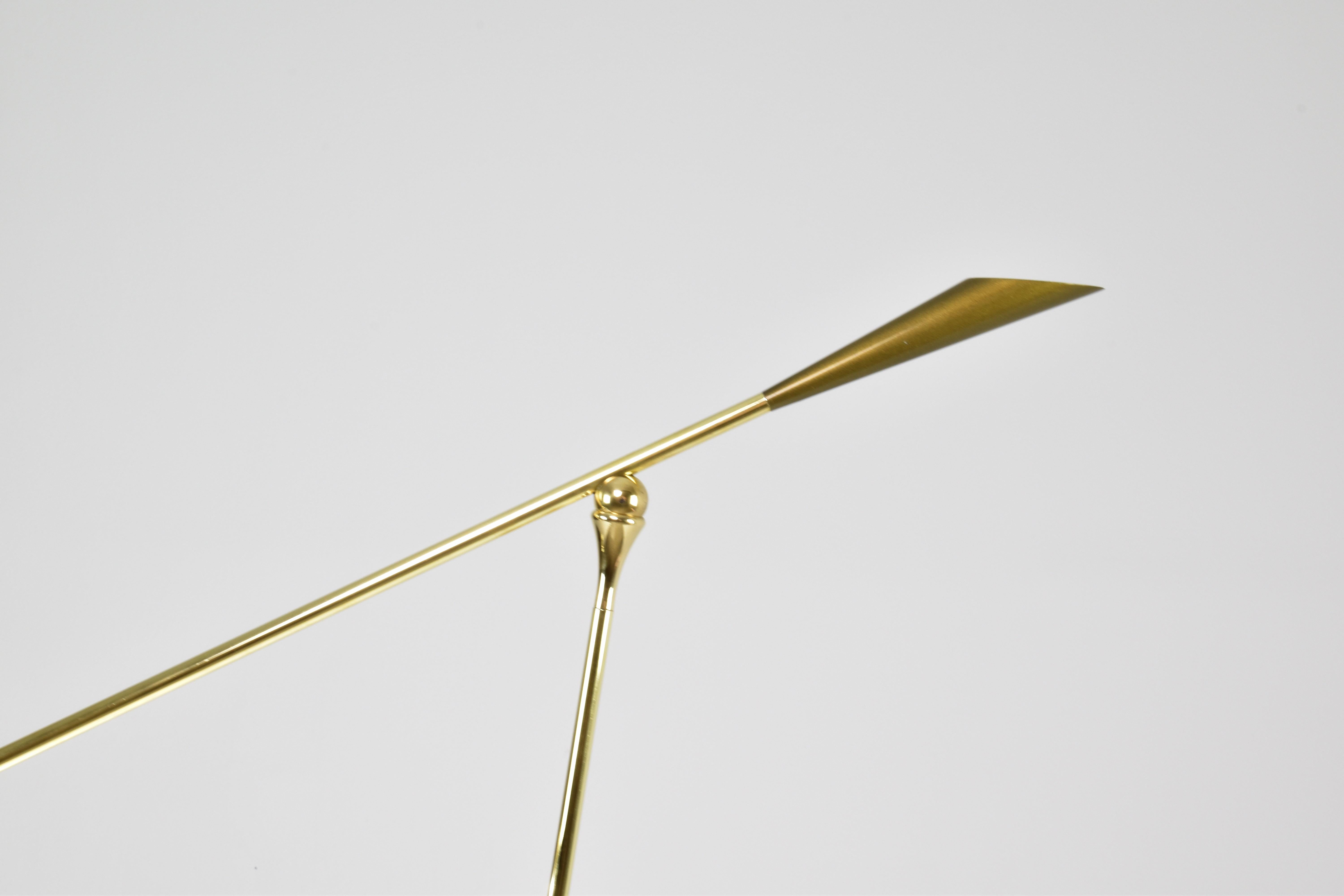 Gravé De.Light F4 lampadaire contemporain articulé en laiton, collection Flow en vente
