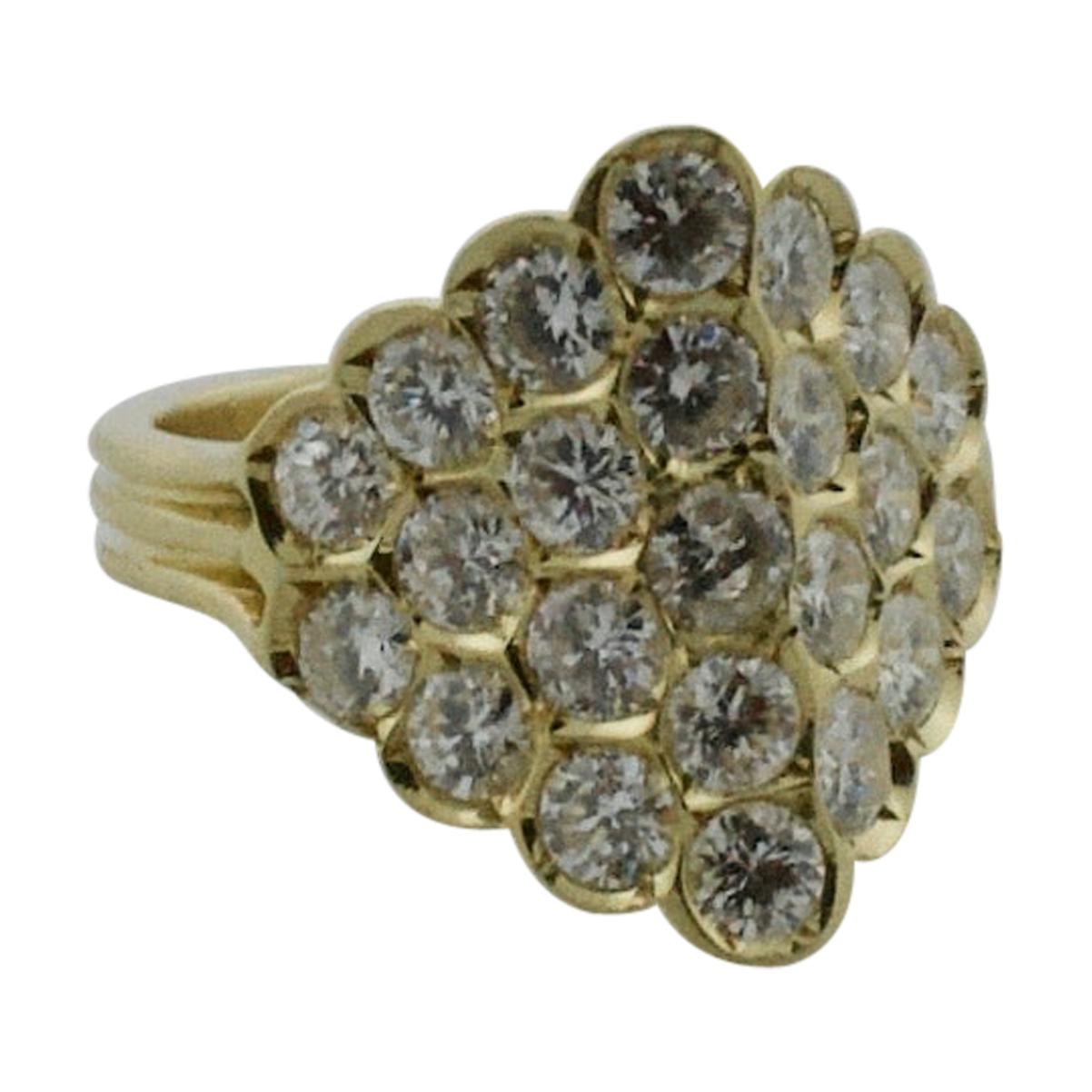 Entzückender 18 Karat Diamantring aus Gelbgold im Angebot