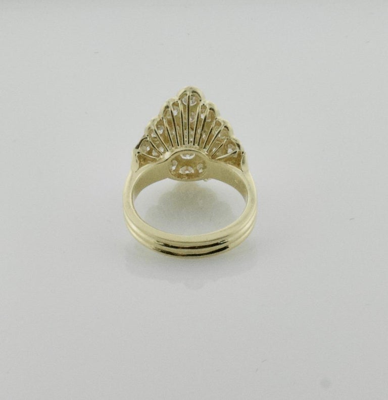 Delightful 18 Karat Diamond Ring in Yellow Gold For Sale at