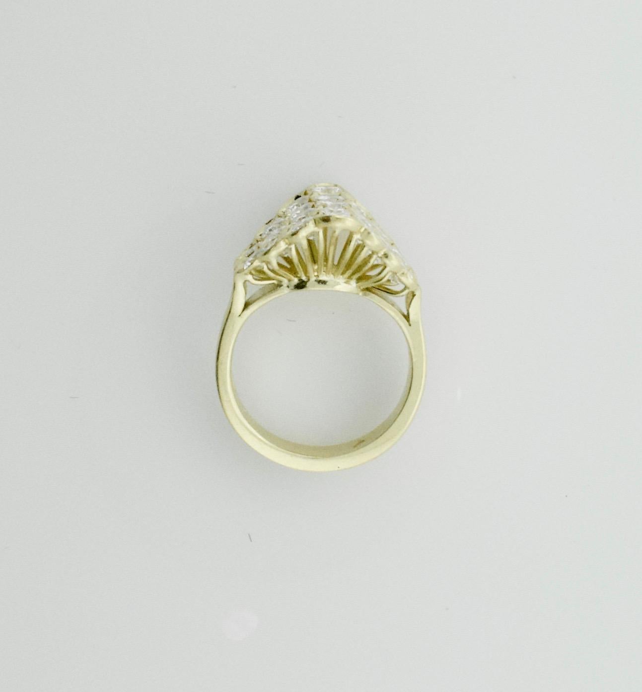 Entzückender 18 Karat Diamantring aus Gelbgold für Damen oder Herren im Angebot