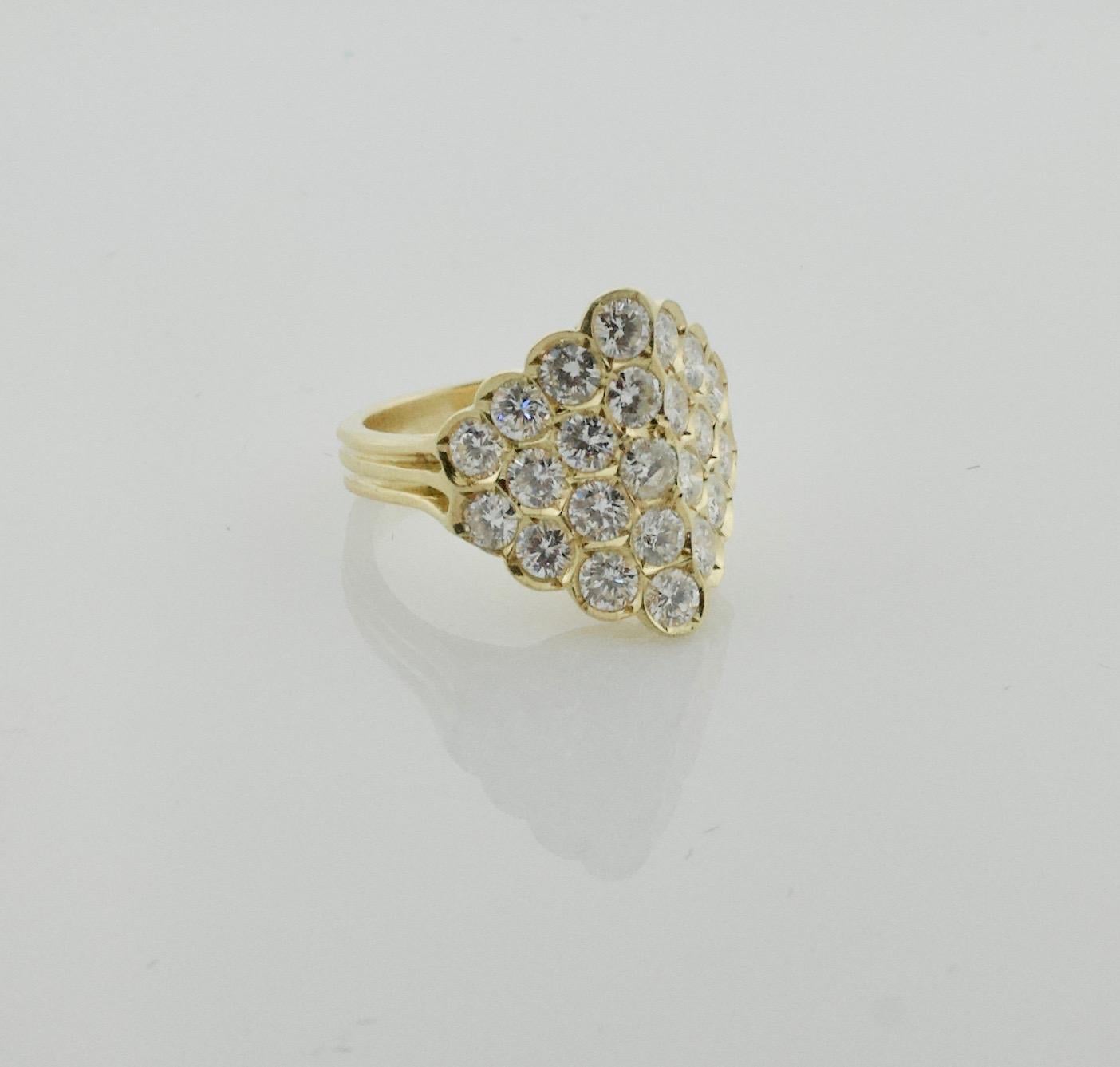 Delightful 18 Karat Diamond Ring in Yellow Gold In Excellent Condition For Sale In Wailea, HI