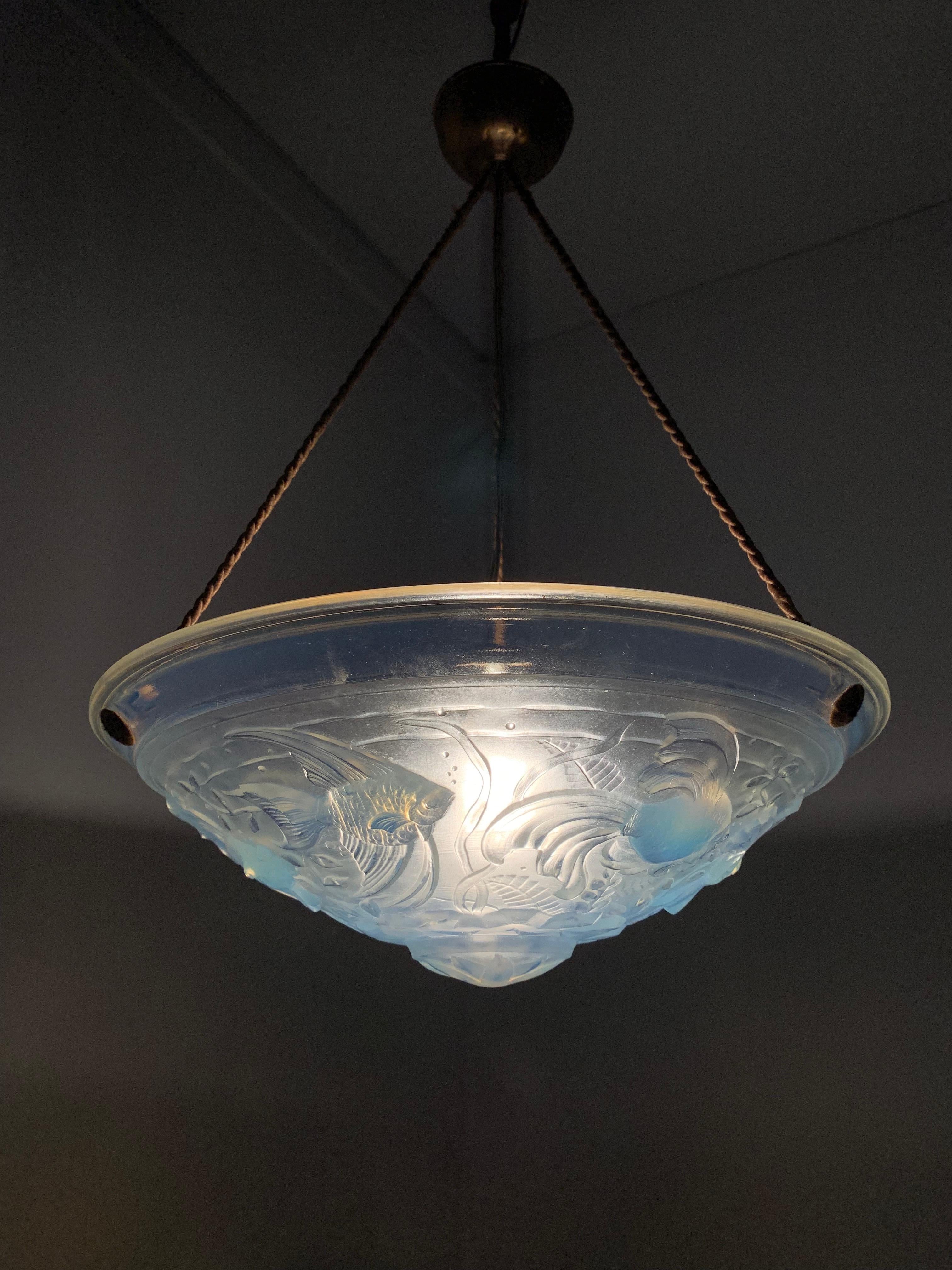 Delightful Art Deco Pendant Light with René Lalique Style Glass Fish Sculptures In Excellent Condition In Lisse, NL