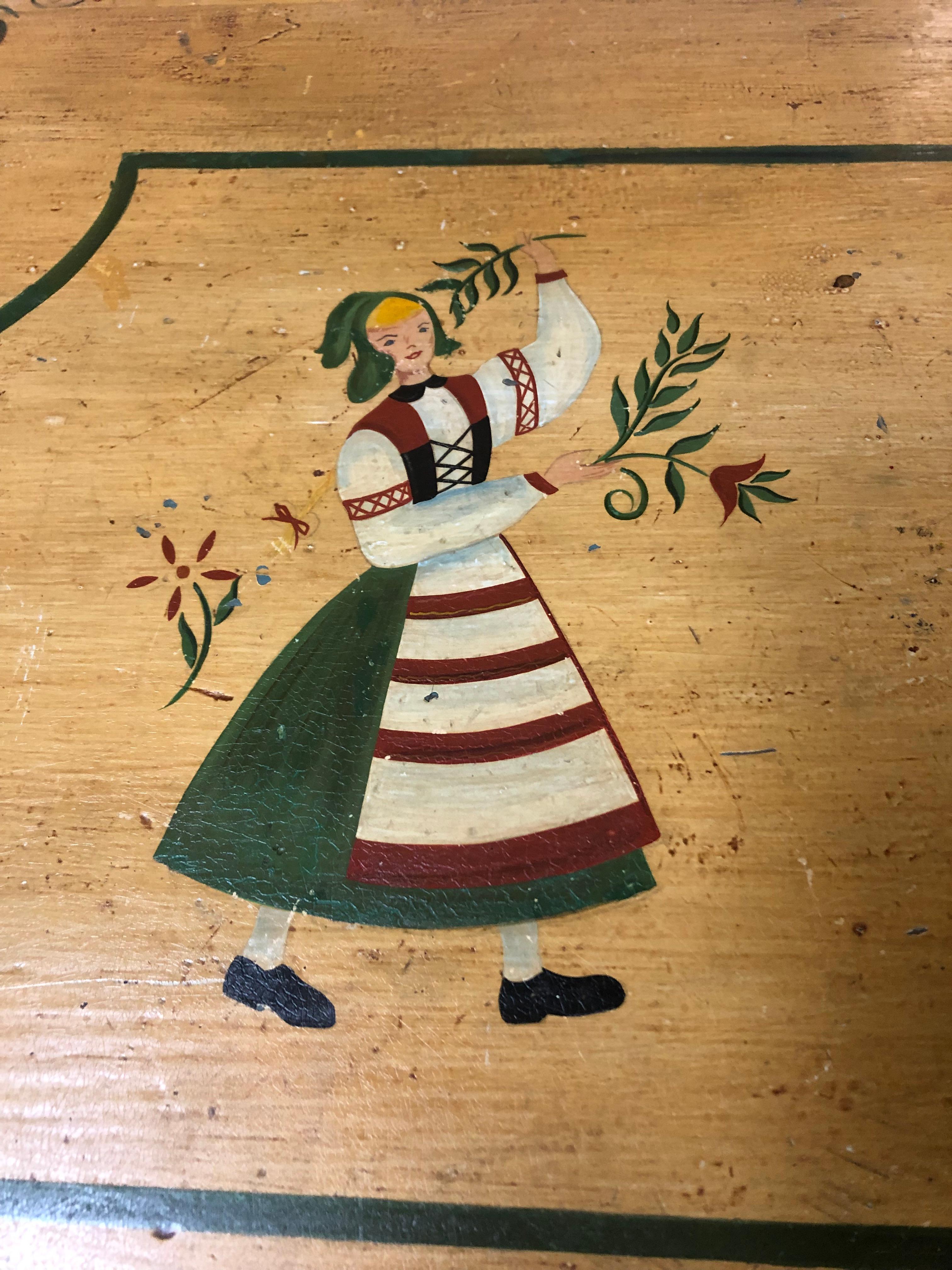 Artisanat Ravissant coffre ancien peint en forme d'espoir avec des personnages néerlandais peints à la main en vente