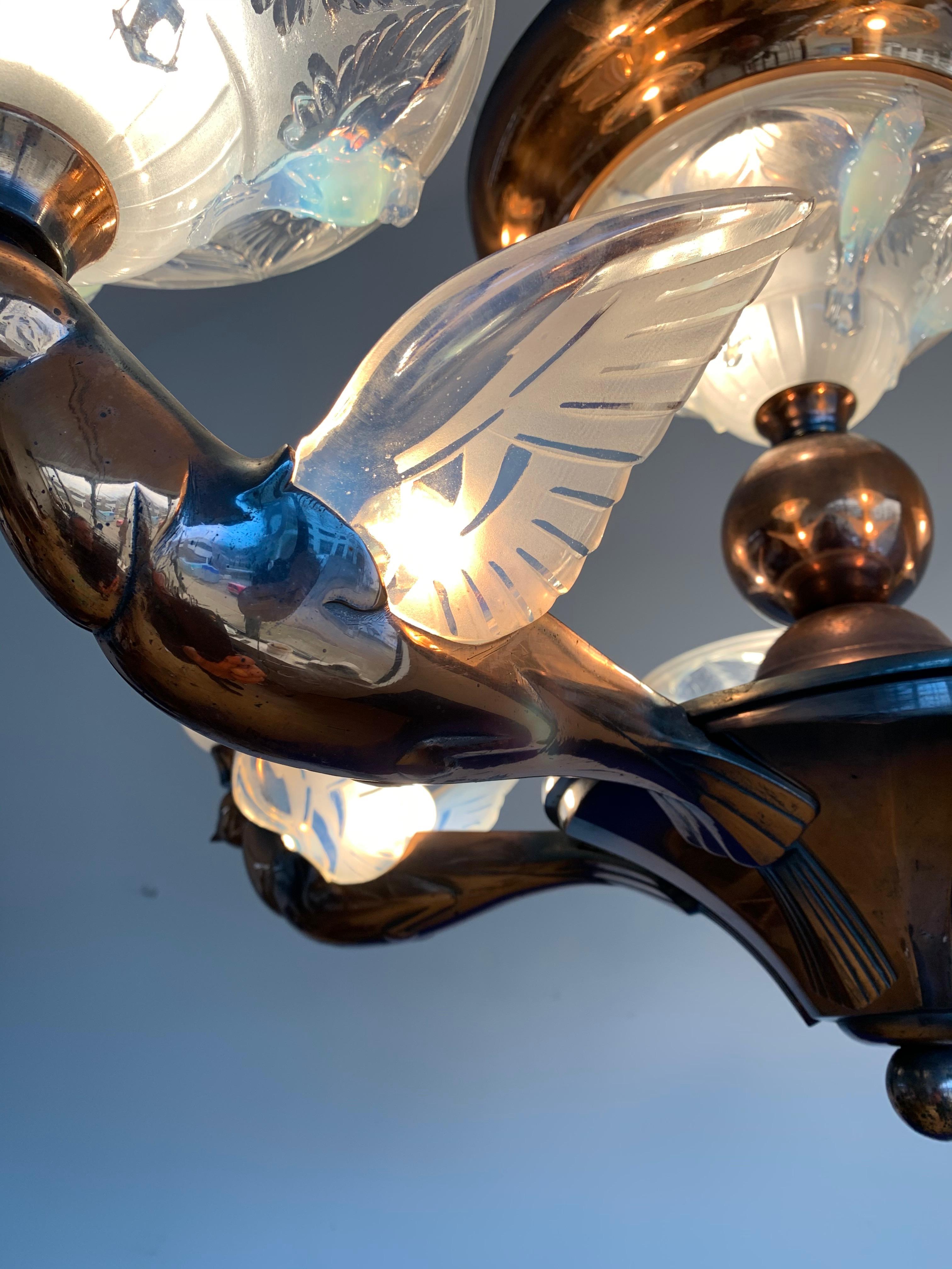 Wunderschöner Art Deco Kronleuchter aus Bronze mit René Lalique St. Glass Vogel Skulpturen im Angebot 8