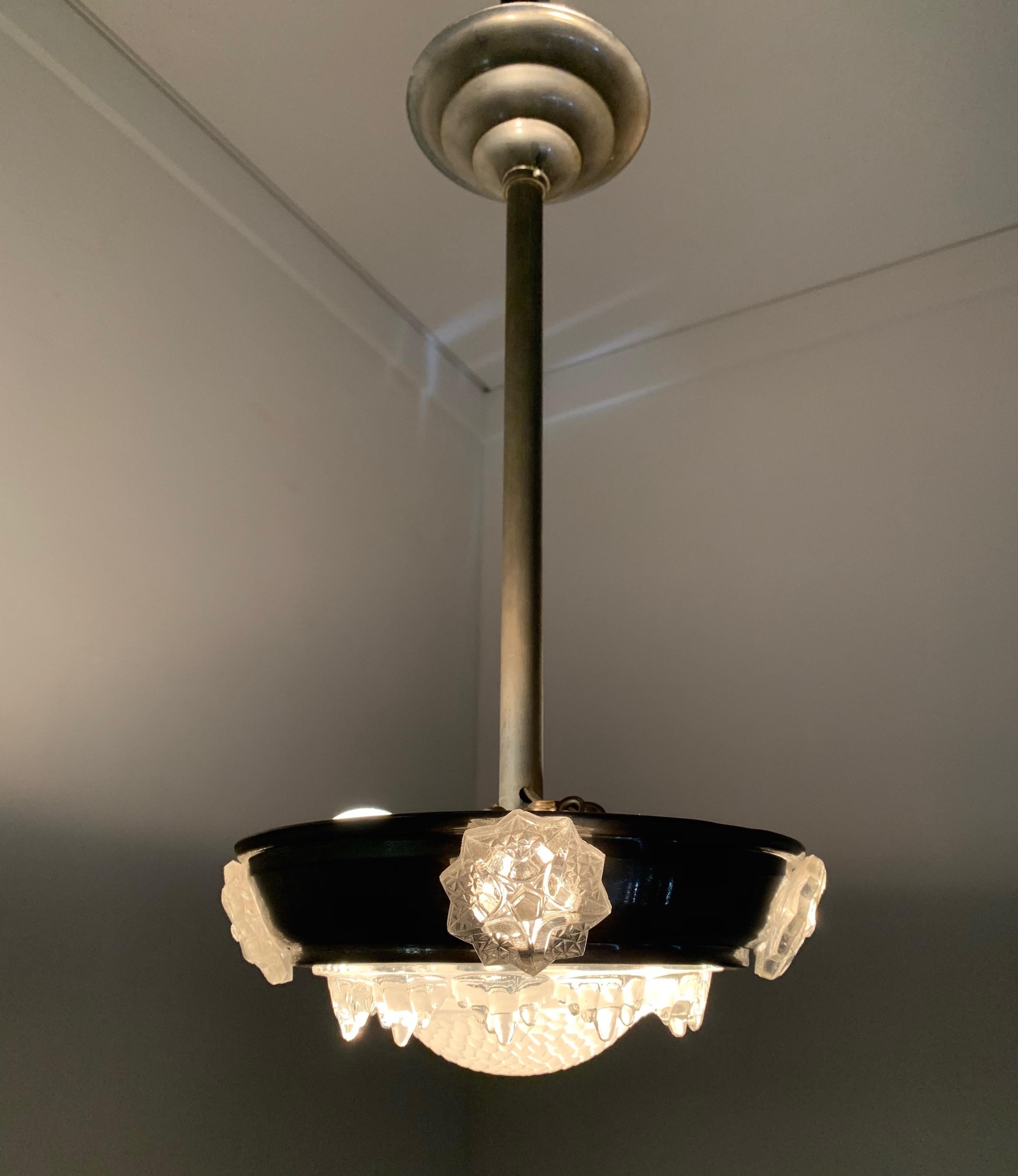 Magnifique lampe à suspension Art Déco en métal et verre, Luminaire par Ezan France en vente 3