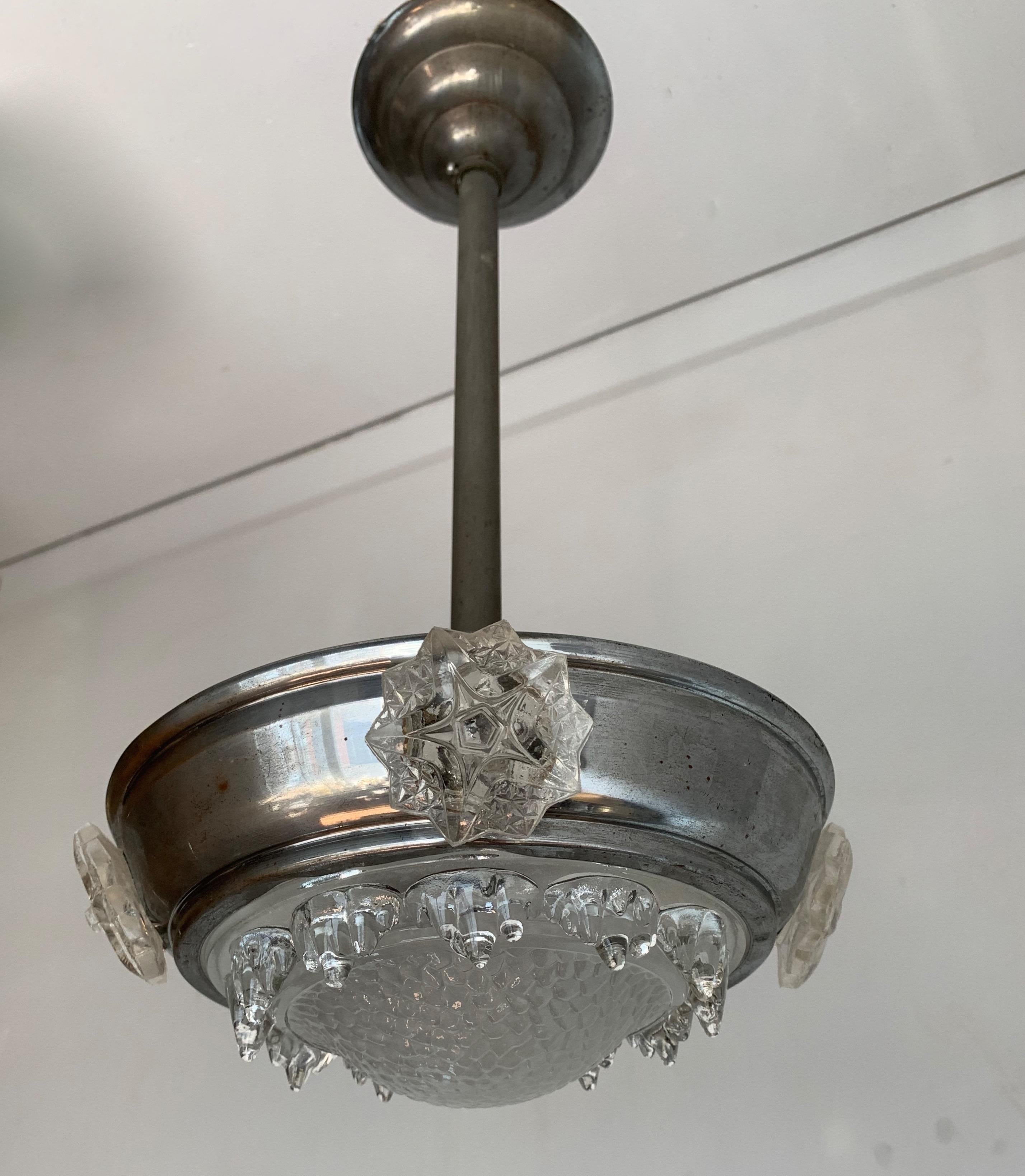 Magnifique lampe à suspension Art Déco en métal et verre, Luminaire par Ezan France en vente 6