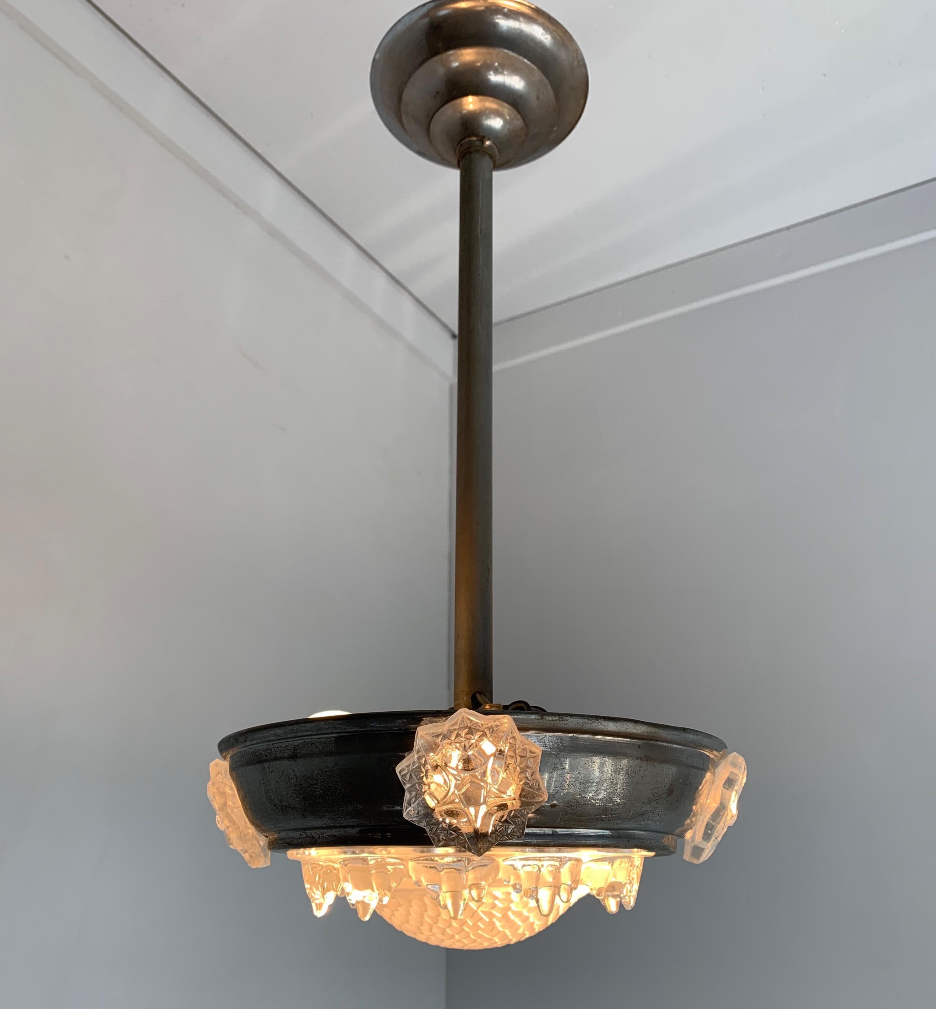 Magnifique lampe à suspension Art Déco en métal et verre, Luminaire par Ezan France en vente 7