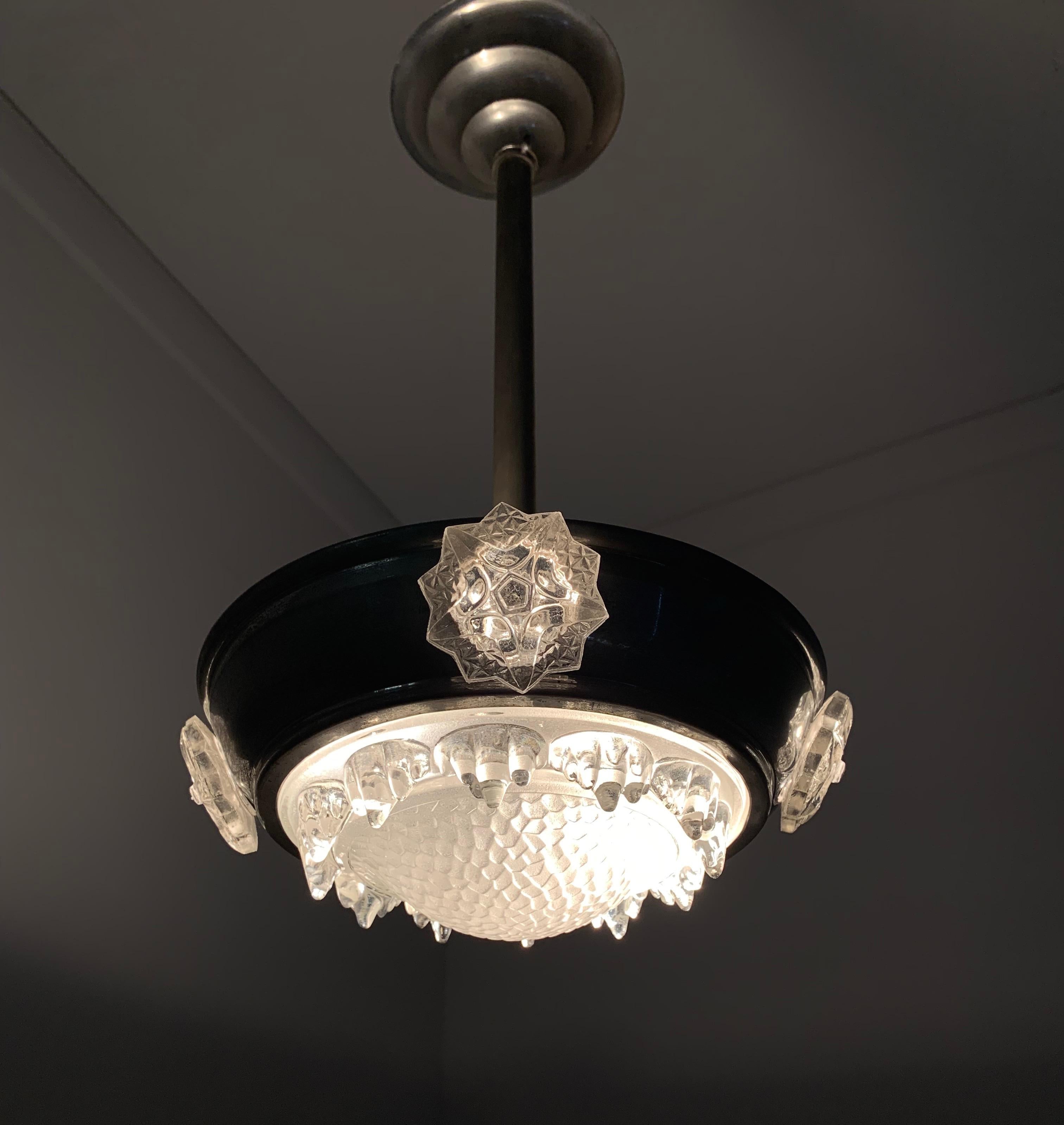 Magnifique lampe à suspension Art Déco en métal et verre, Luminaire par Ezan France en vente 8