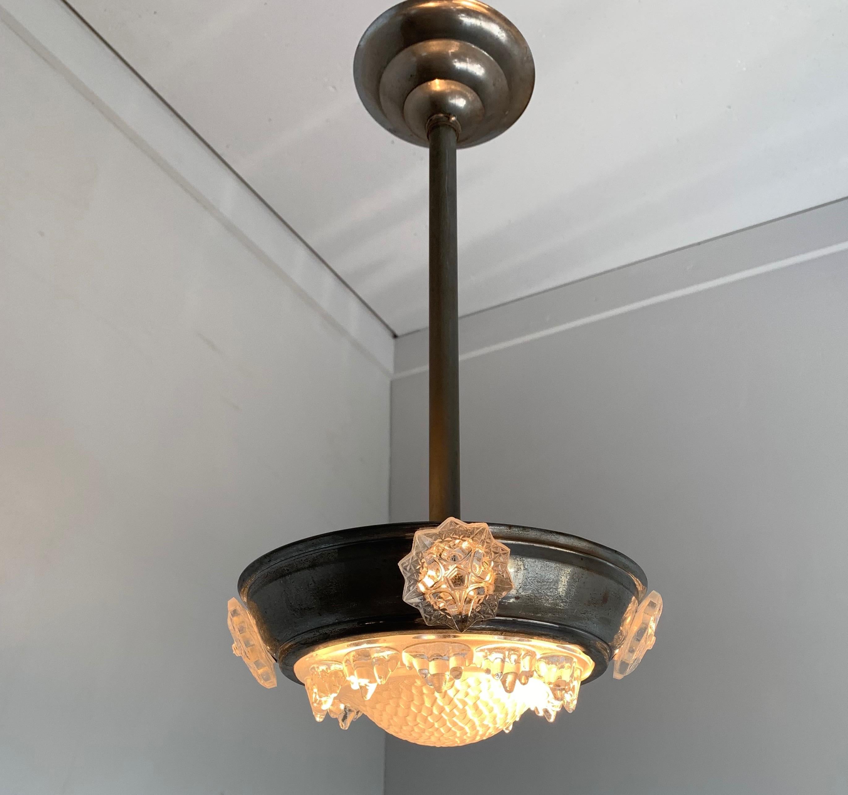 Art déco Magnifique lampe à suspension Art Déco en métal et verre, Luminaire par Ezan France en vente
