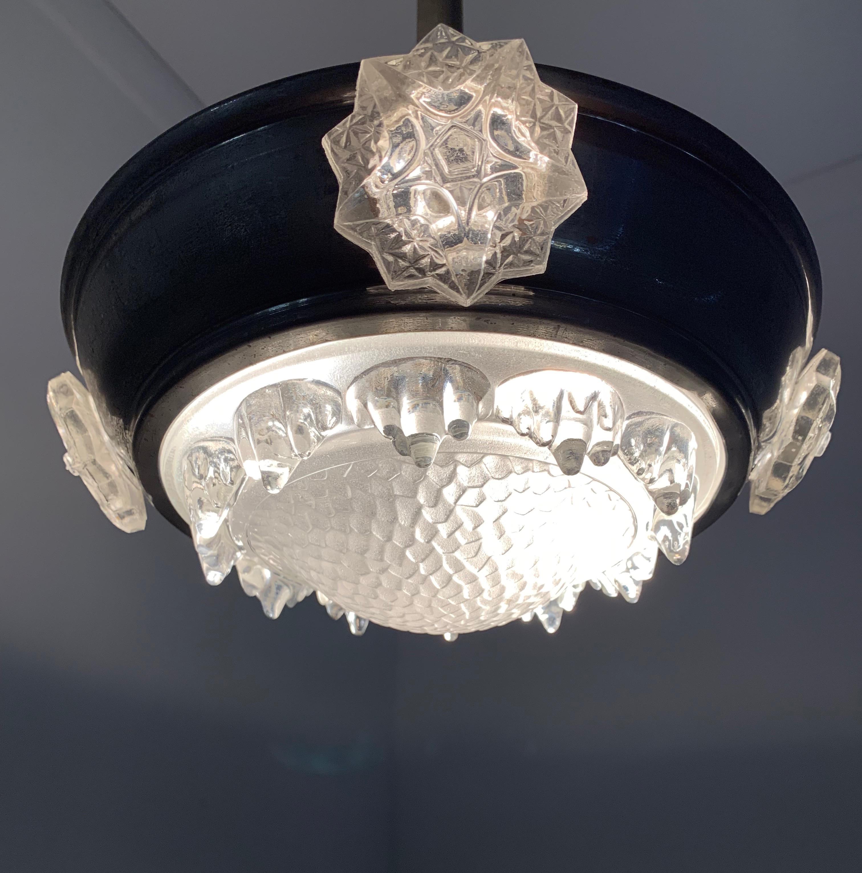Français Magnifique lampe à suspension Art Déco en métal et verre, Luminaire par Ezan France en vente