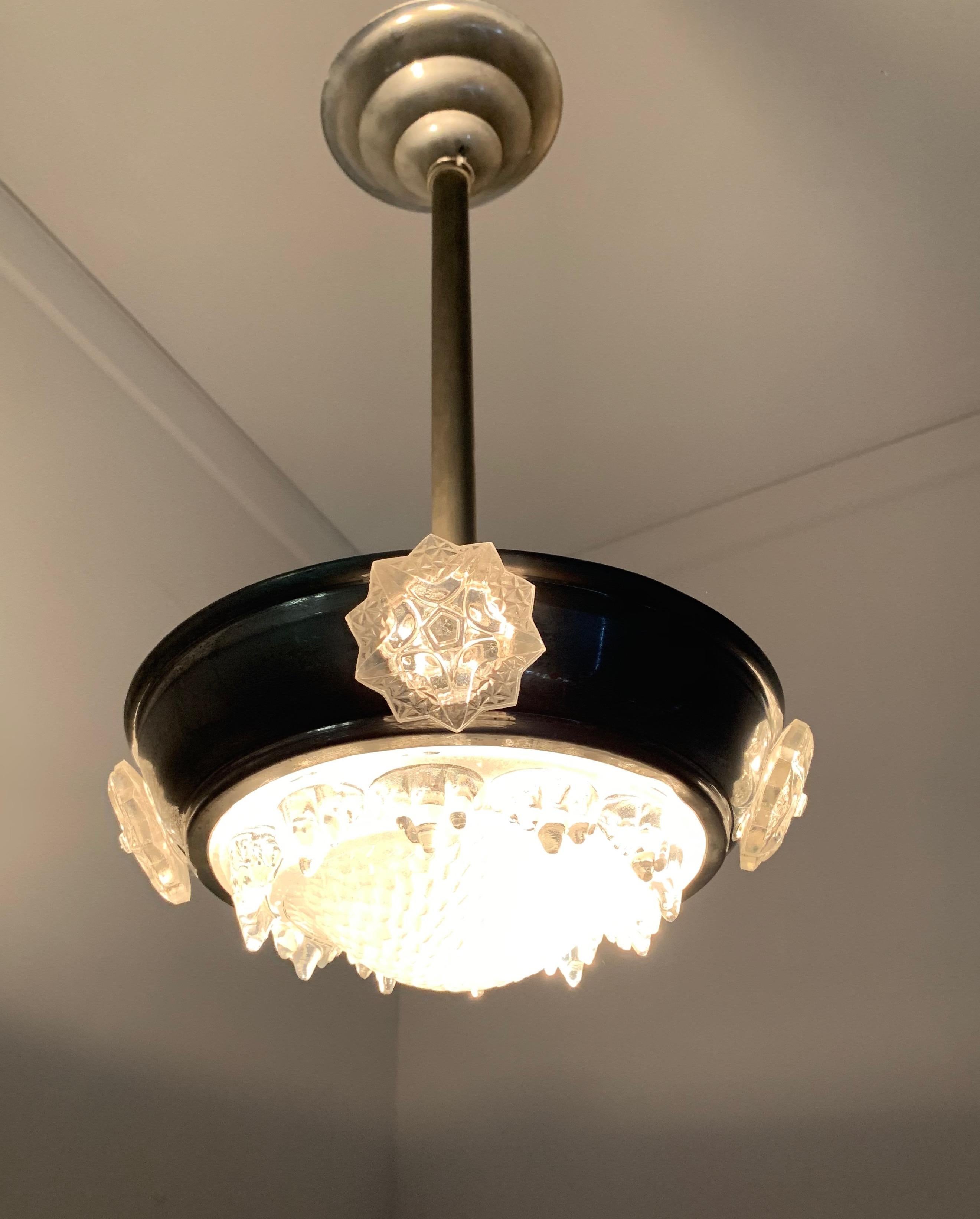 Métal Magnifique lampe à suspension Art Déco en métal et verre, Luminaire par Ezan France en vente