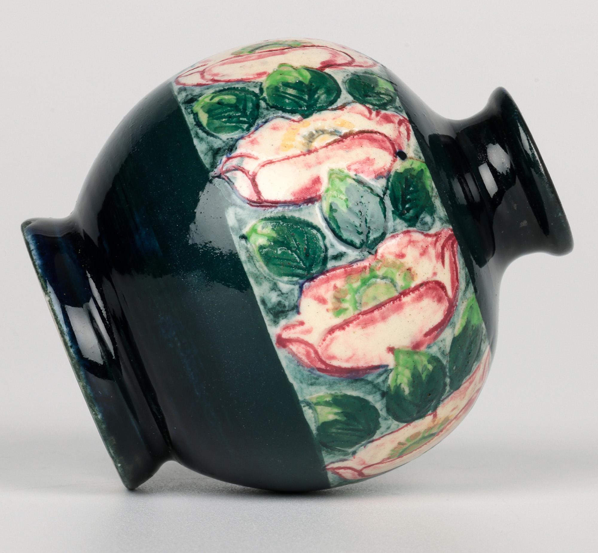 Delightful Art Deco Miniature Mohn gemalt Kunst Keramik Vase im Angebot 3