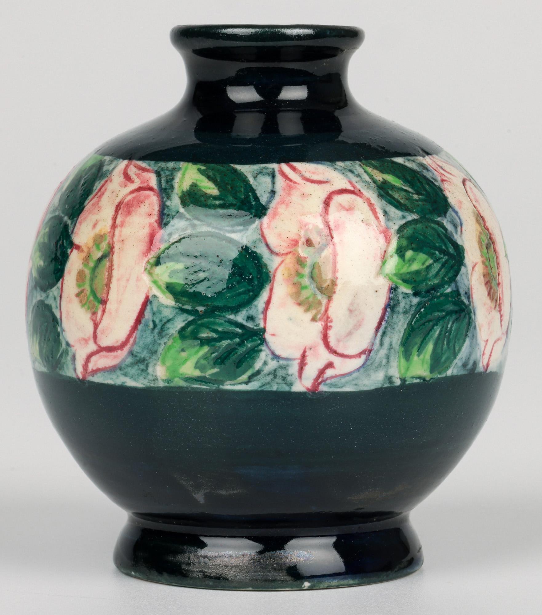 Delightful Art Deco Miniature Mohn gemalt Kunst Keramik Vase im Angebot 4