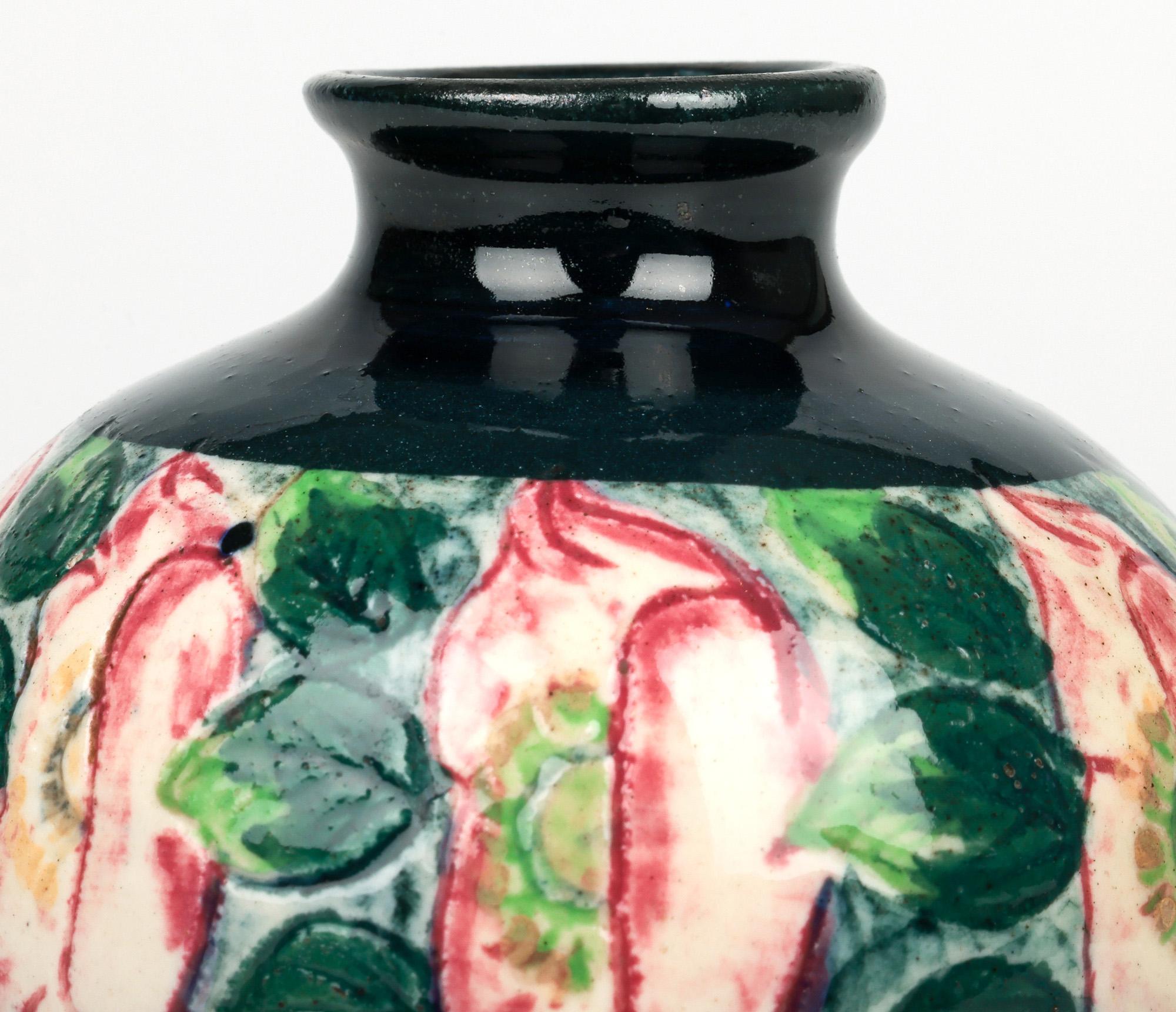 Eine reizvolle und hochwertige Art Deco Miniatur-Keramik-Vase mit Mohnblumen verziert und vermutlich aus der Zeit um 1920/30. Die kleine Keramikvase steht auf einem schmalen, runden Fuß und hat eine runde, bauchige Form mit einem schmalen,