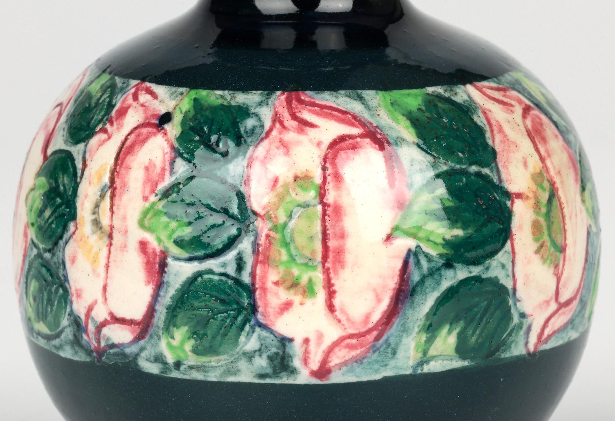 Delightful Art Deco Miniature Mohn gemalt Kunst Keramik Vase (Art déco) im Angebot