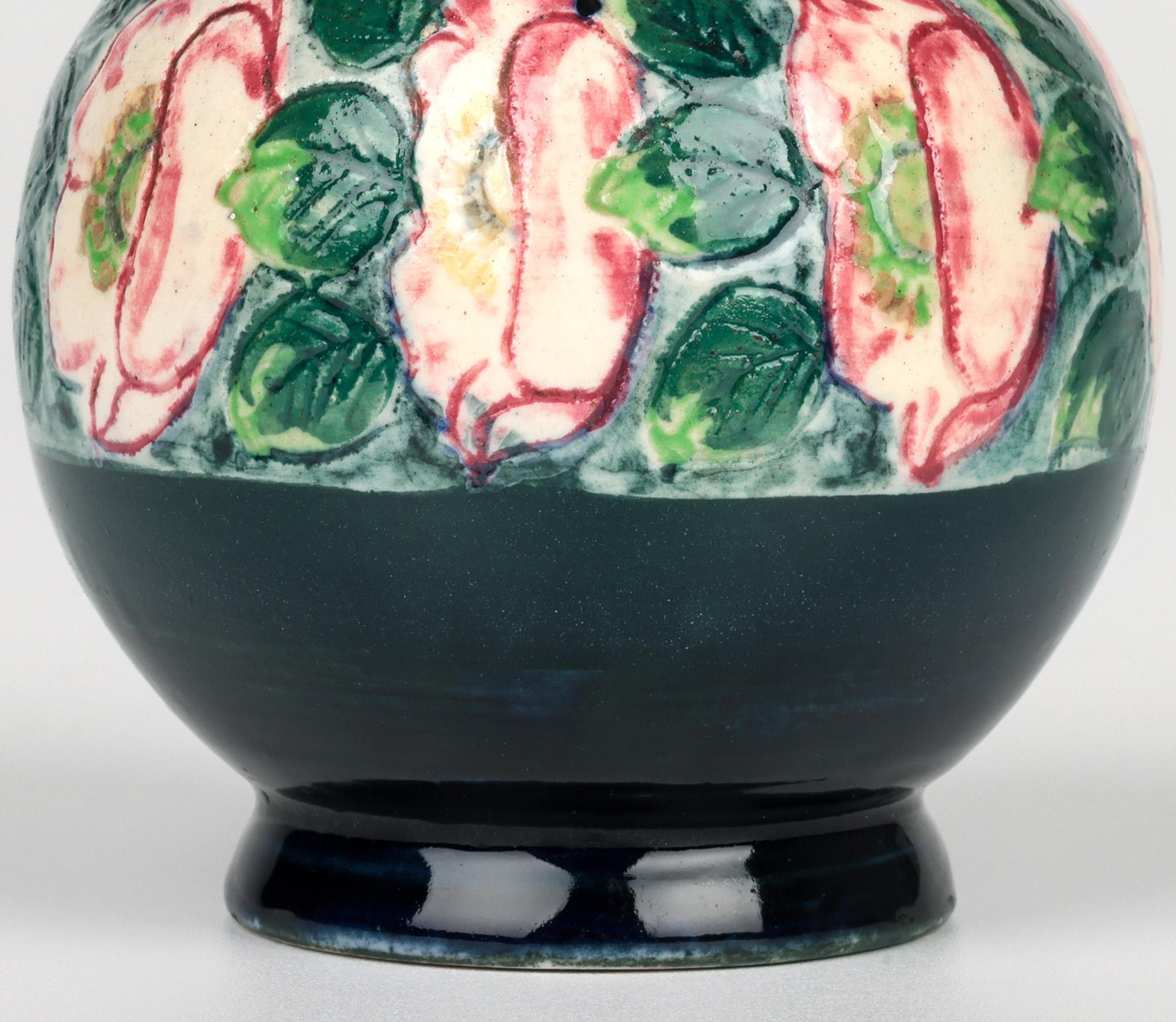 Delightful Art Deco Miniature Mohn gemalt Kunst Keramik Vase (Glasiert) im Angebot