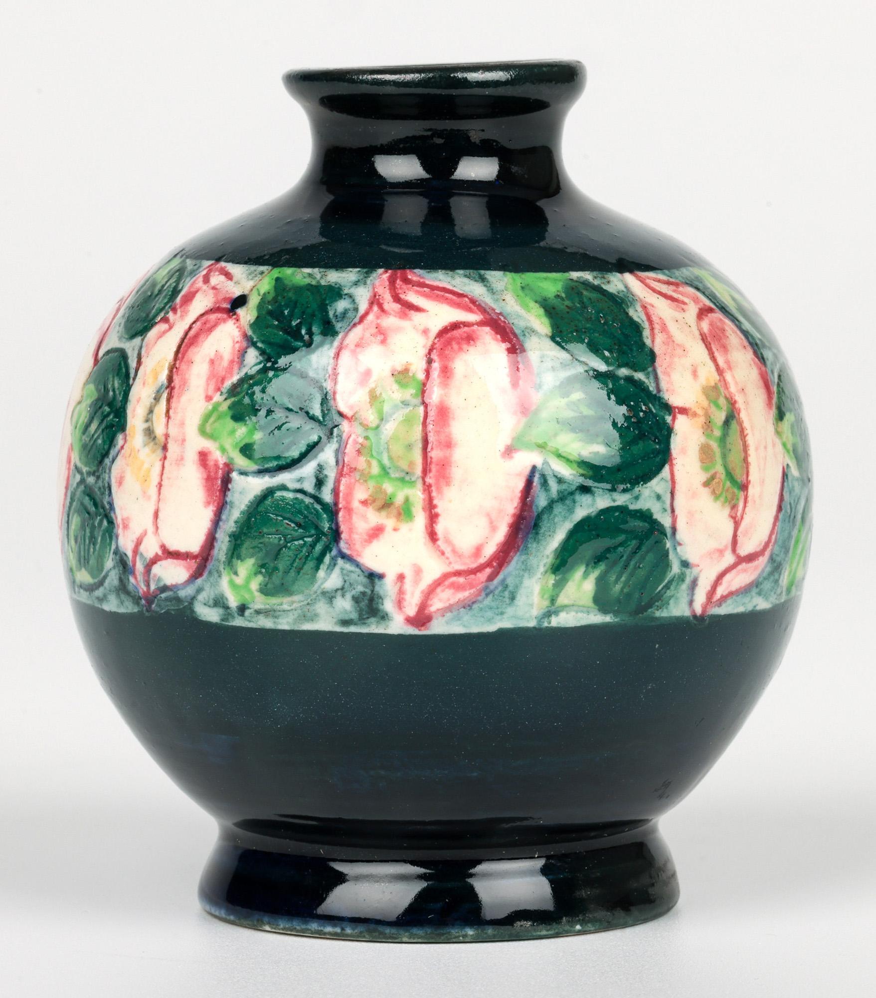 Delightful Art Deco Miniature Mohn gemalt Kunst Keramik Vase im Zustand „Gut“ im Angebot in Bishop's Stortford, Hertfordshire