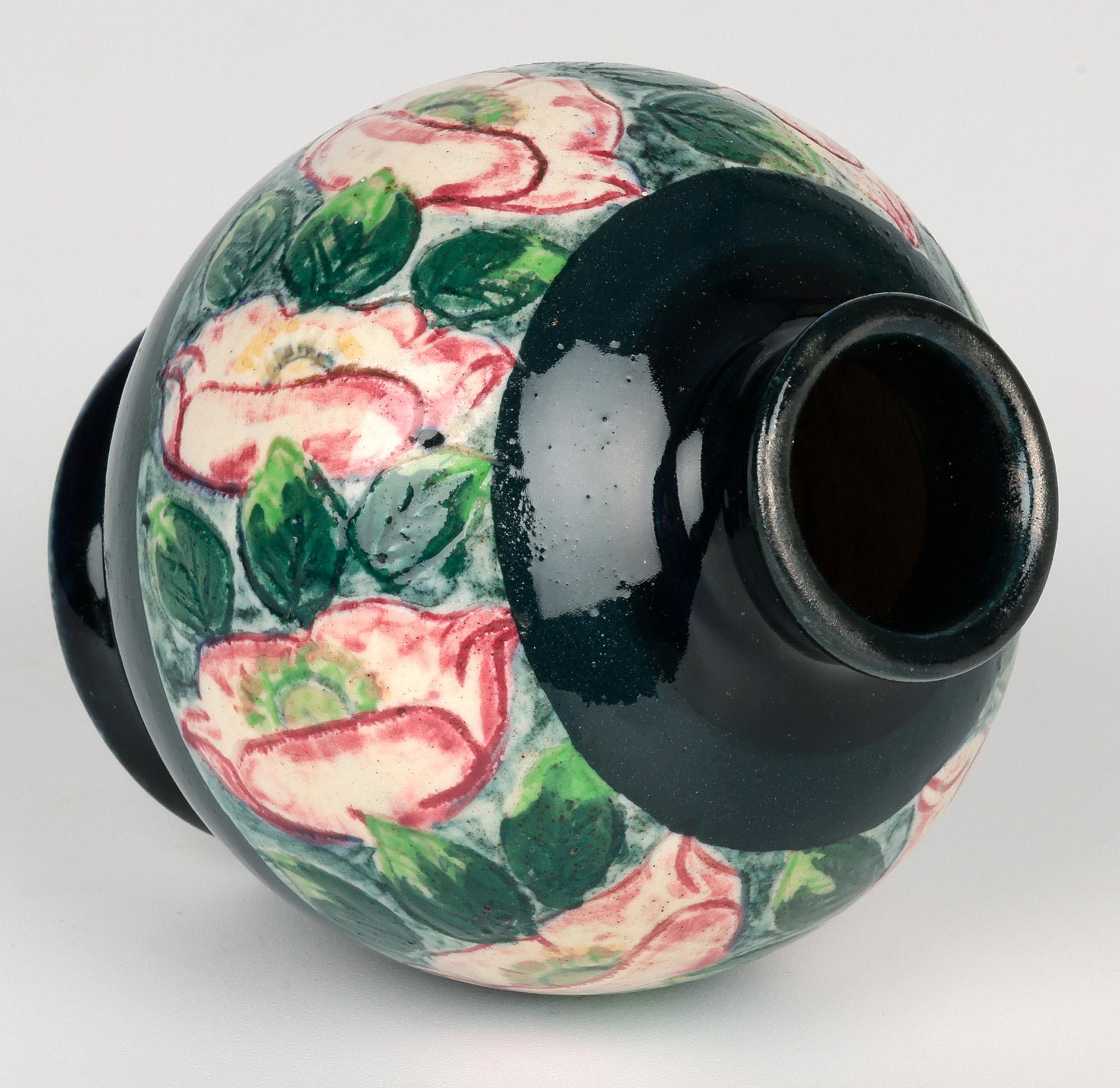 Delightful Art Deco Miniature Mohn gemalt Kunst Keramik Vase (Frühes 20. Jahrhundert) im Angebot