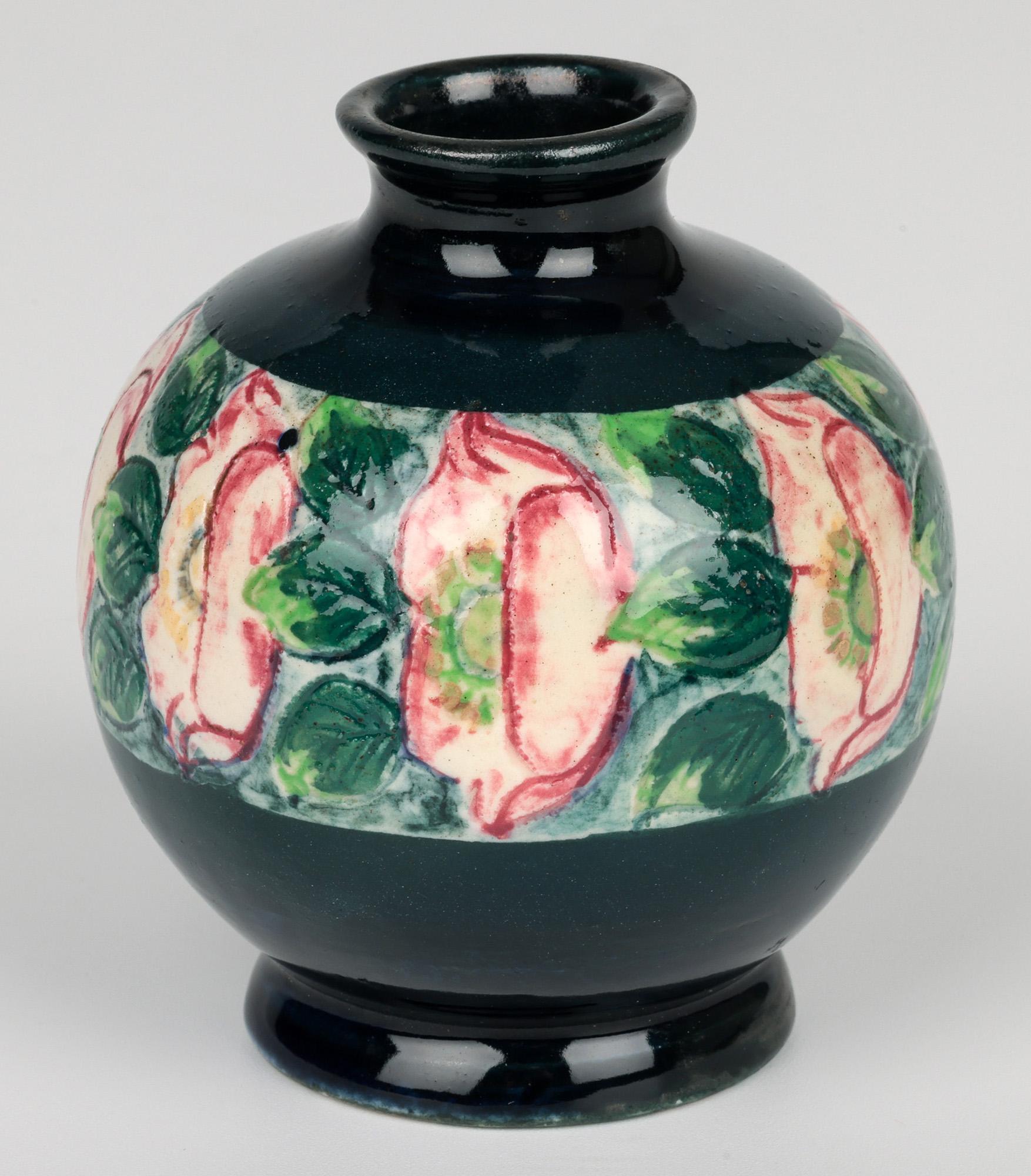 Delightful Art Deco Miniature Mohn gemalt Kunst Keramik Vase im Angebot 1