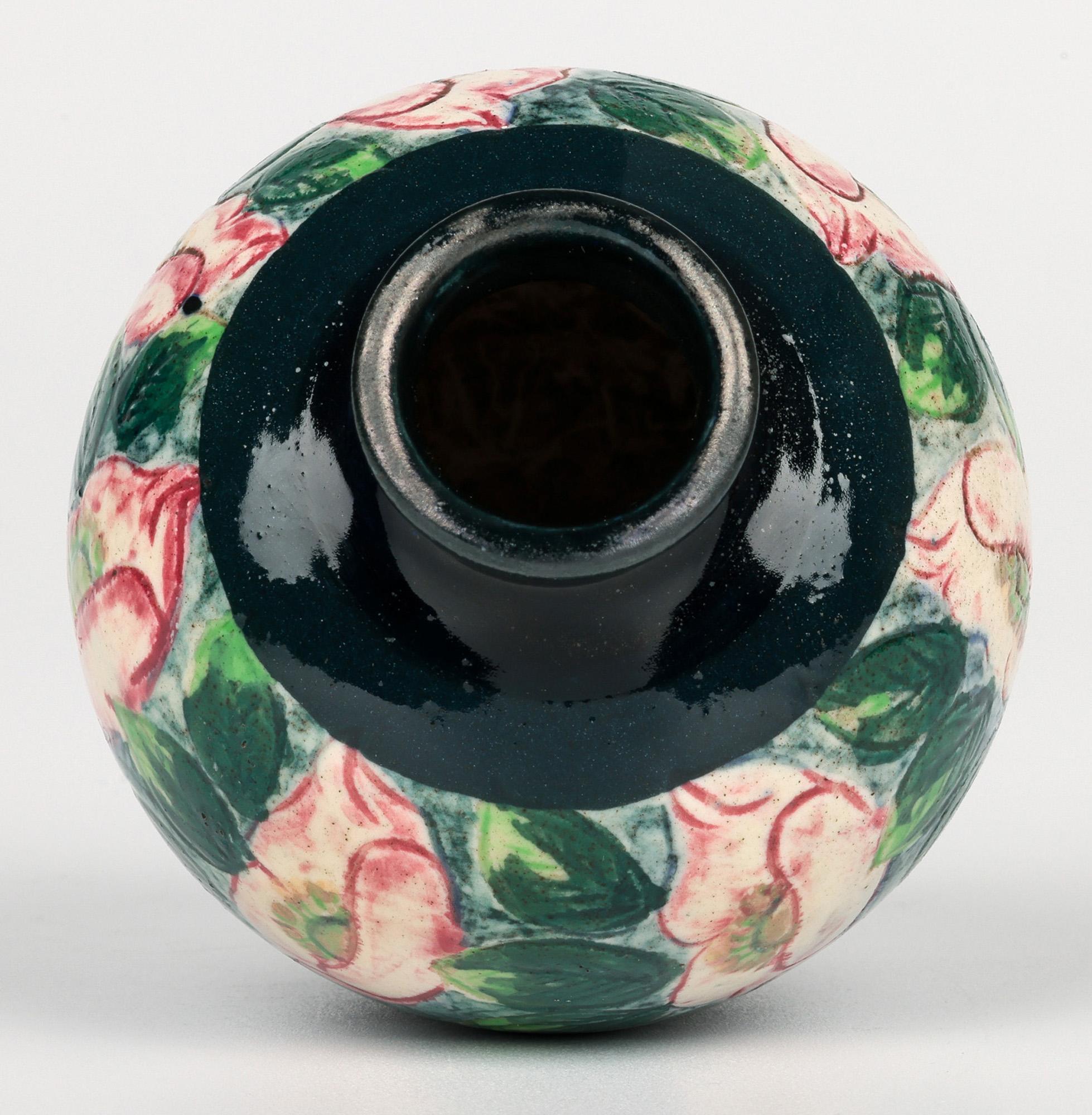 Delightful Art Deco Miniature Mohn gemalt Kunst Keramik Vase im Angebot 2