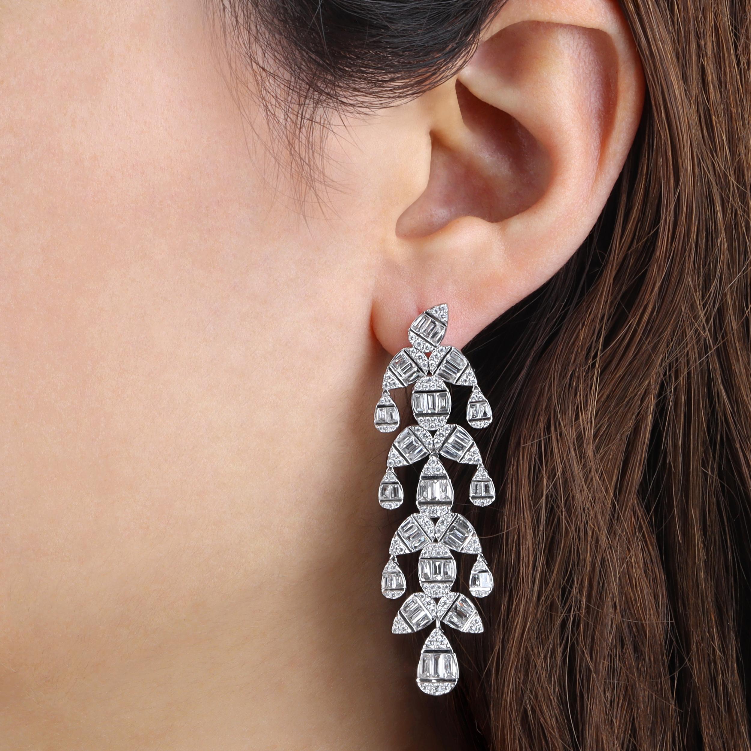 Questi splendidi orecchini a goccia Chandelier Diamond in oro bianco 18 carati sono stati progettati per dare un tocco di eleganza e raffinatezza a qualsiasi occasione. Grazie ai diamanti naturali, questi orecchini risplendono di brillantezza e sono