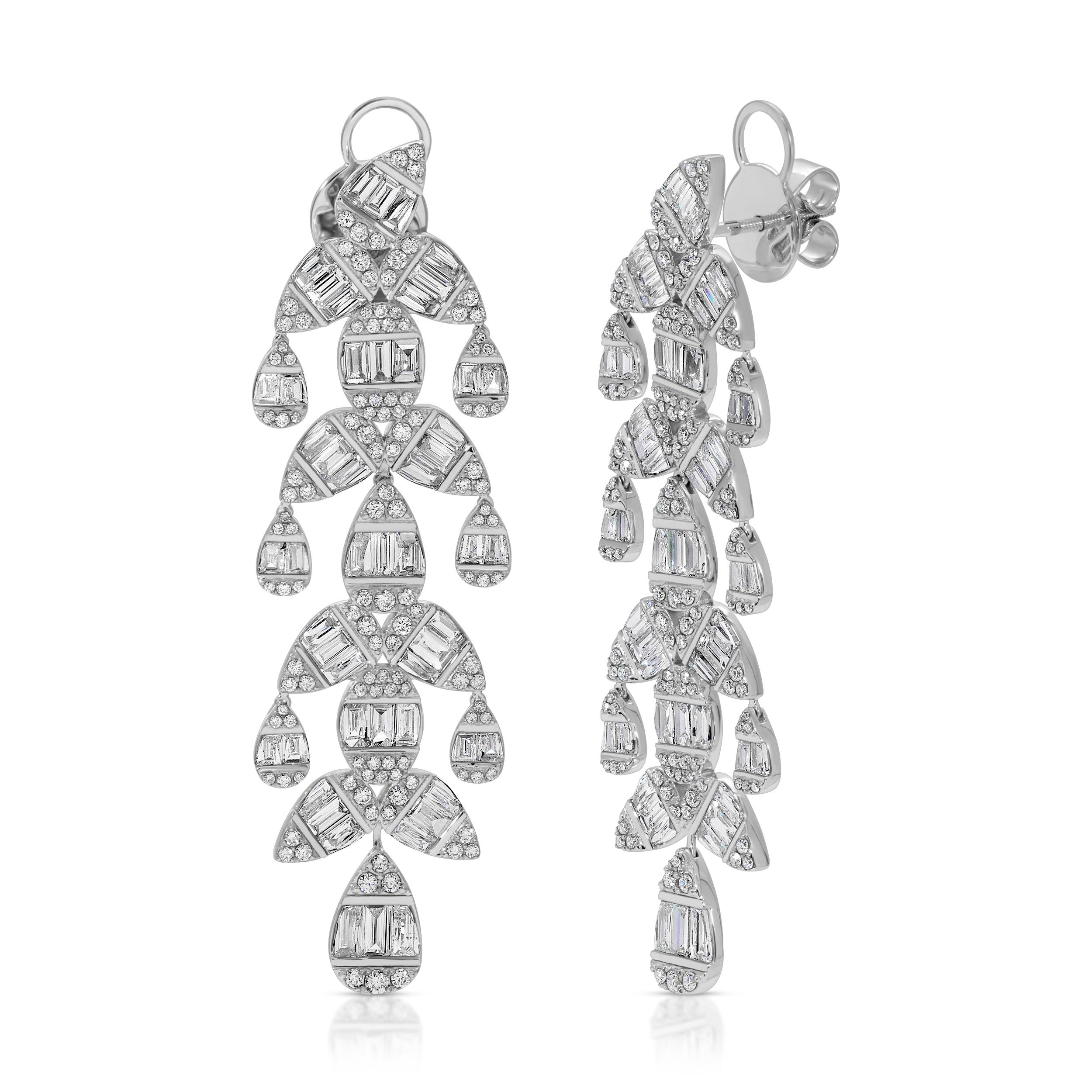 Moderno Orecchini a goccia con diamante Chandelier in oro bianco 18 carati in vendita