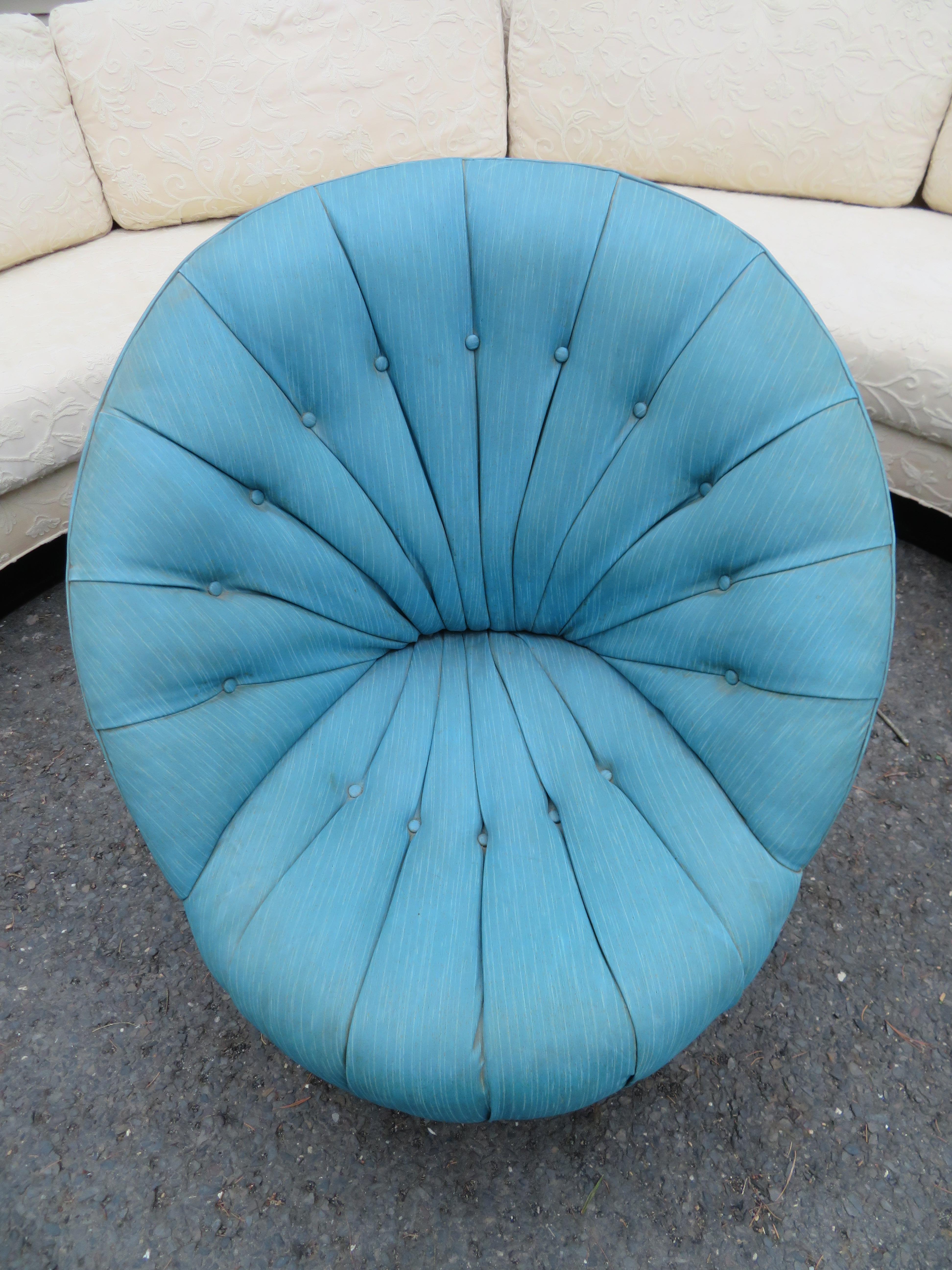 Delightful Dorothy Draper Style Channel Tufted Circular Chair Hollywood Regency In Good Condition For Sale In Pemberton, NJ