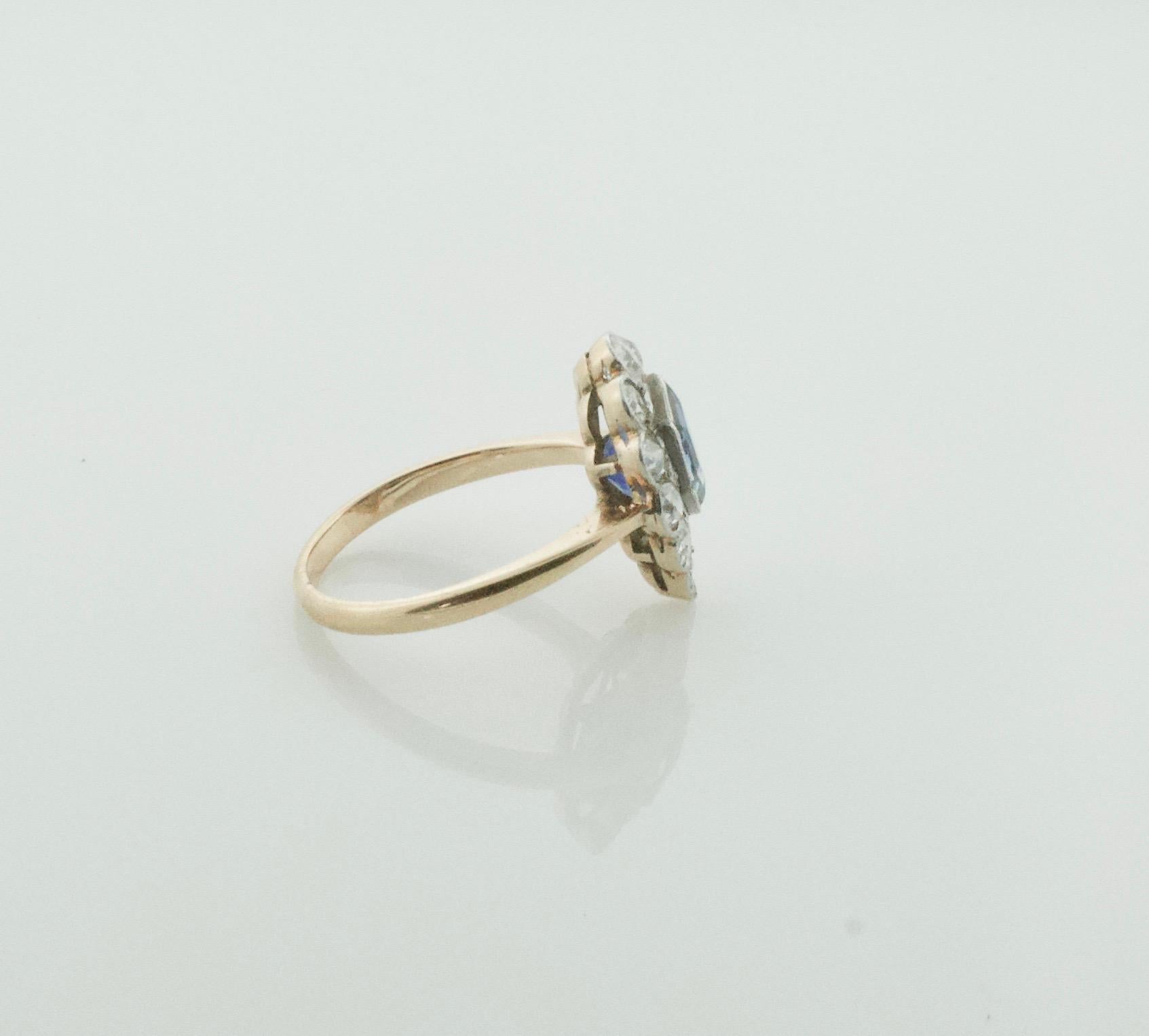 Taille ronde Bague fantaisie Art déco avec saphirs et diamants certifiés GIA, sans chaleur Sri Lanka, années 1920 en vente