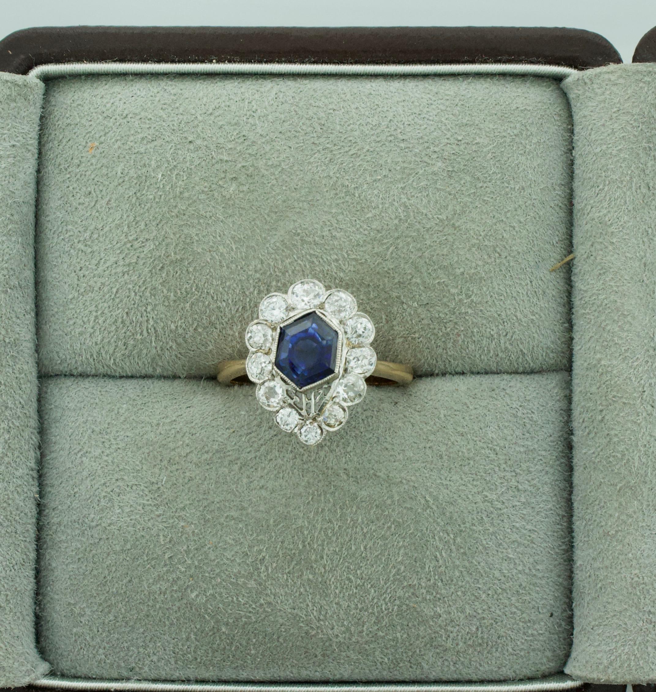 Cette exquise bague Art déco est ornée d'un saphir fantaisie de 1,71 carat, certifié par le GIA comme n'ayant subi aucun traitement thermique et provenant du Sri Lanka (Ceylan), connu pour ses saphirs éclatants et de grande qualité. Le saphir est
