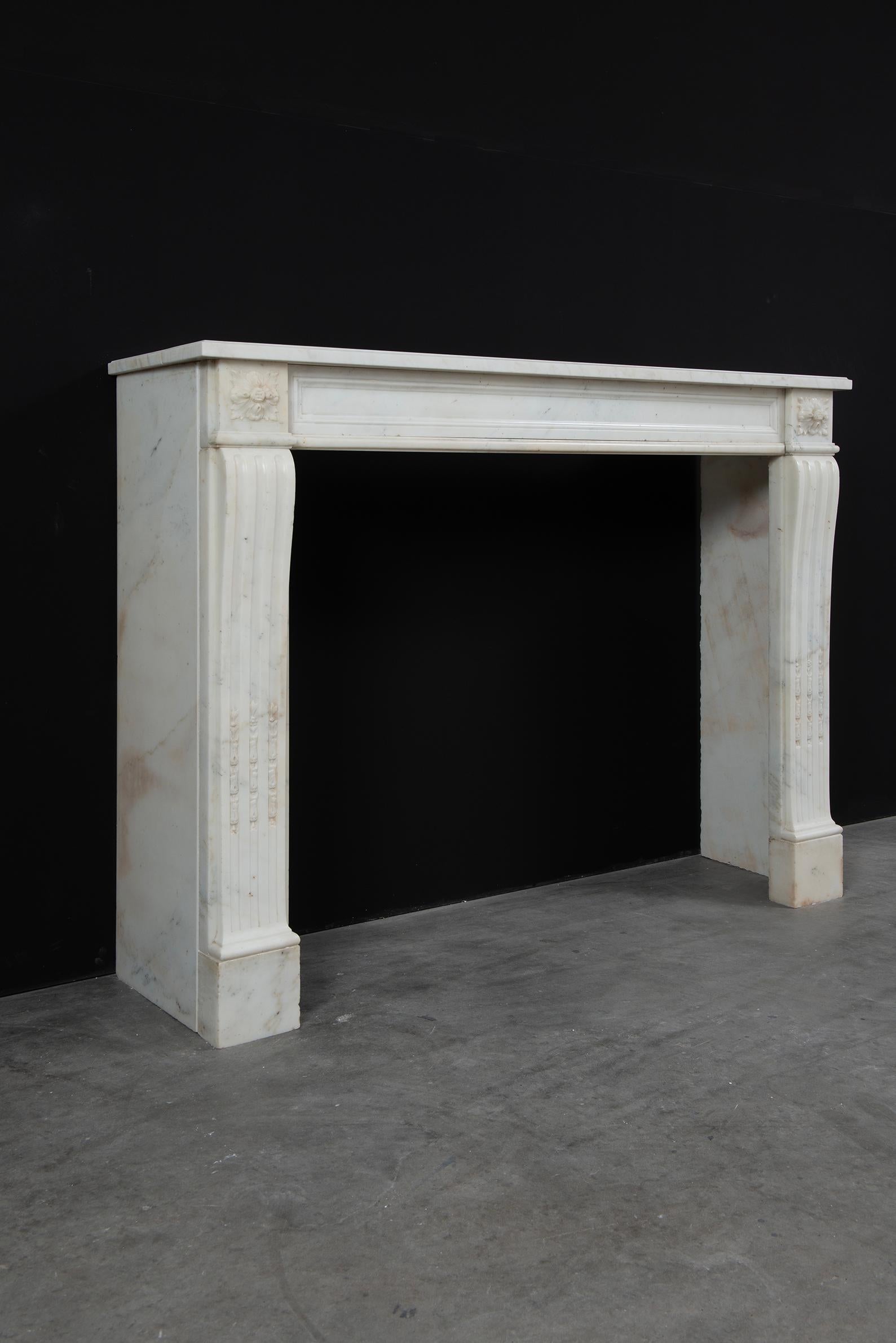 Delightful French Louis XVI Style Fireplace Mantel In Good Condition For Sale In Haarlem, Noord-Holland