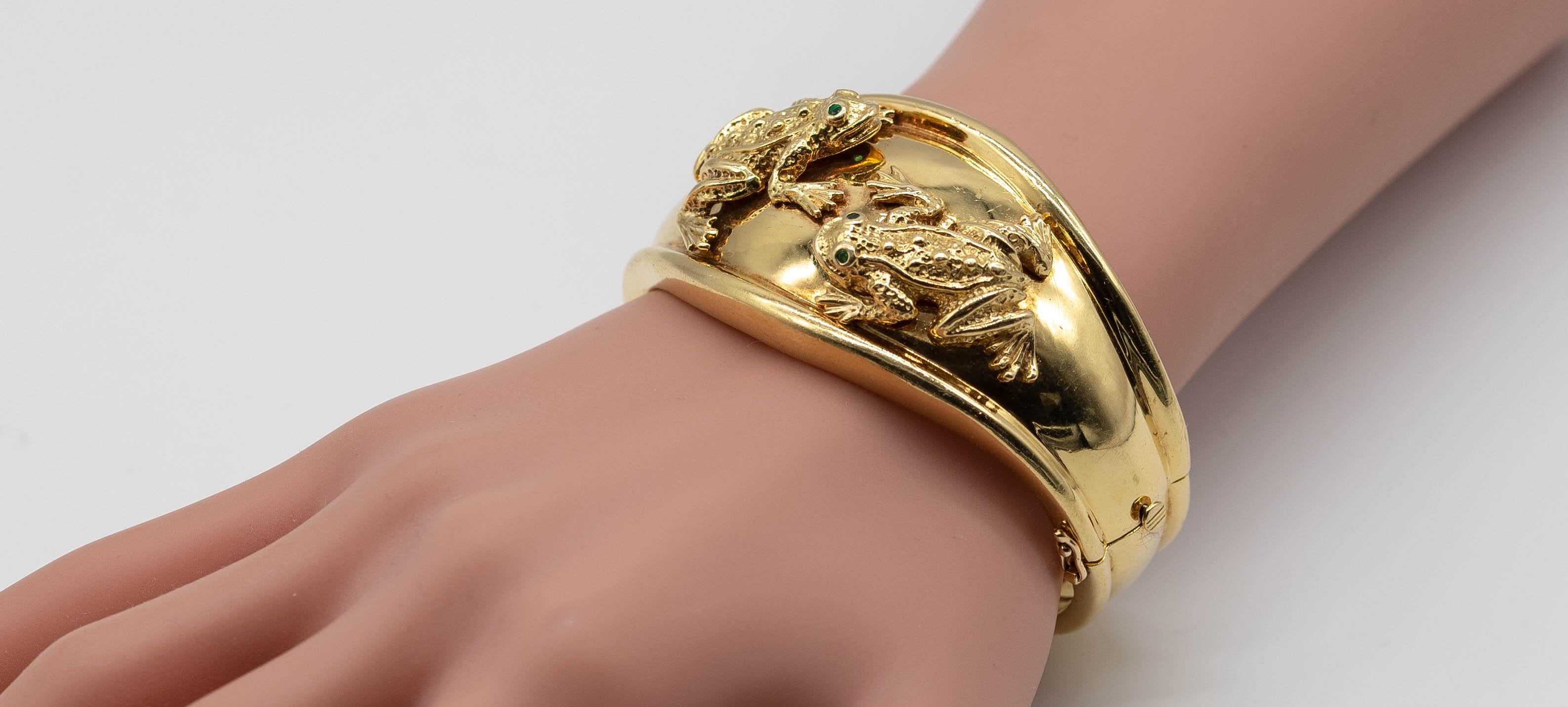 Delightful Frog Motif 18 Karat Gold Bangle Bracelet In Good Condition For Sale In New York, NY