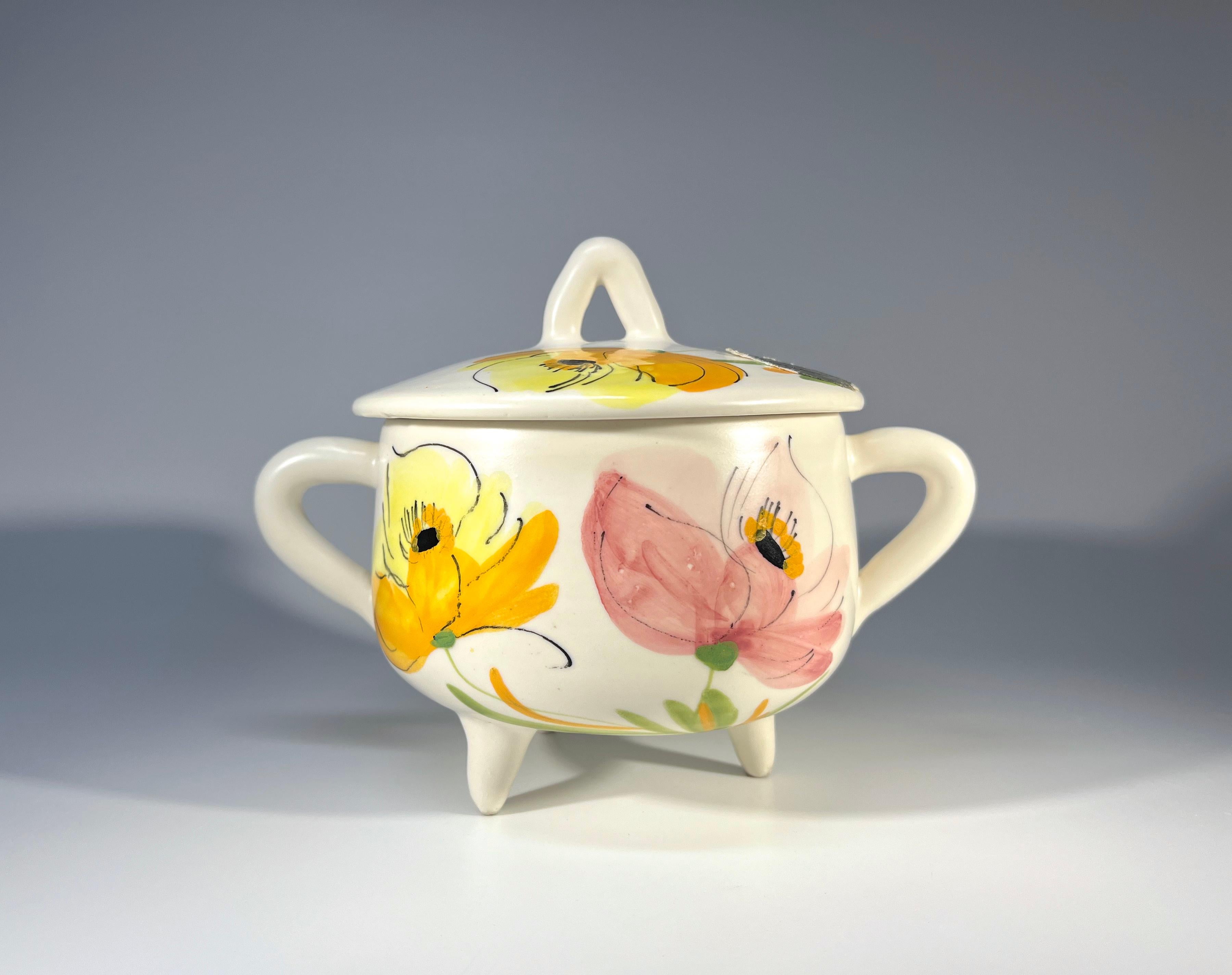 Deliciosa vasija trípode de cerámica con tapa, pintada a mano, procedente de Cerenne, Vallauris, Francia
Bellamente decorado con delicadas flores rosa pálido, limón y mandarina sobre fondo crema
Alrededor de 1970
Firmado Vallauris a la base. Tiene