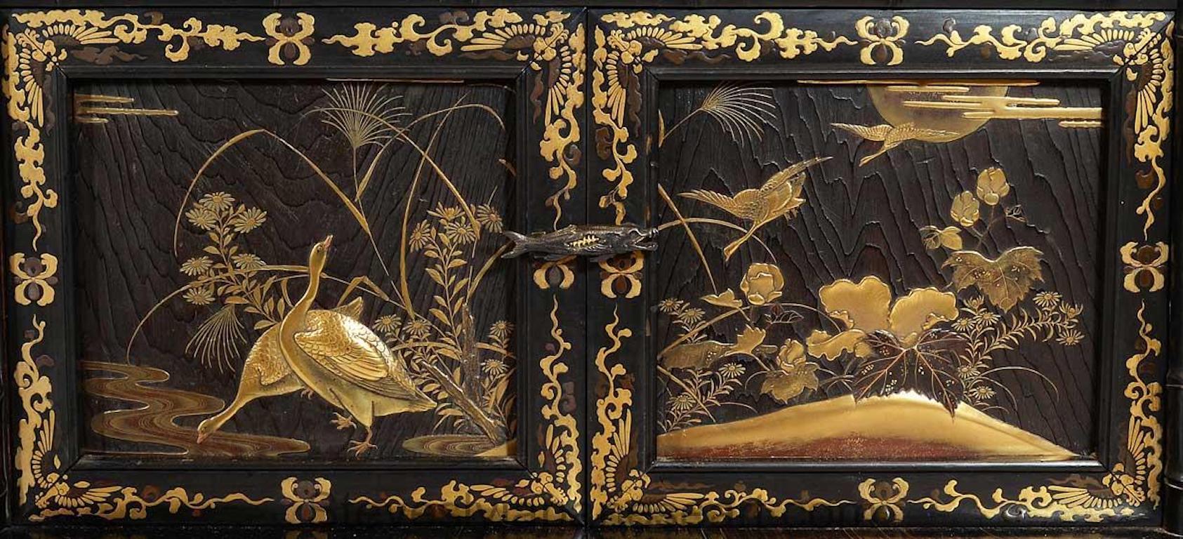 reizvoller Kazaridana-Schrank in japanischer Bambusform mit Goldlack (19. Jahrhundert) im Angebot