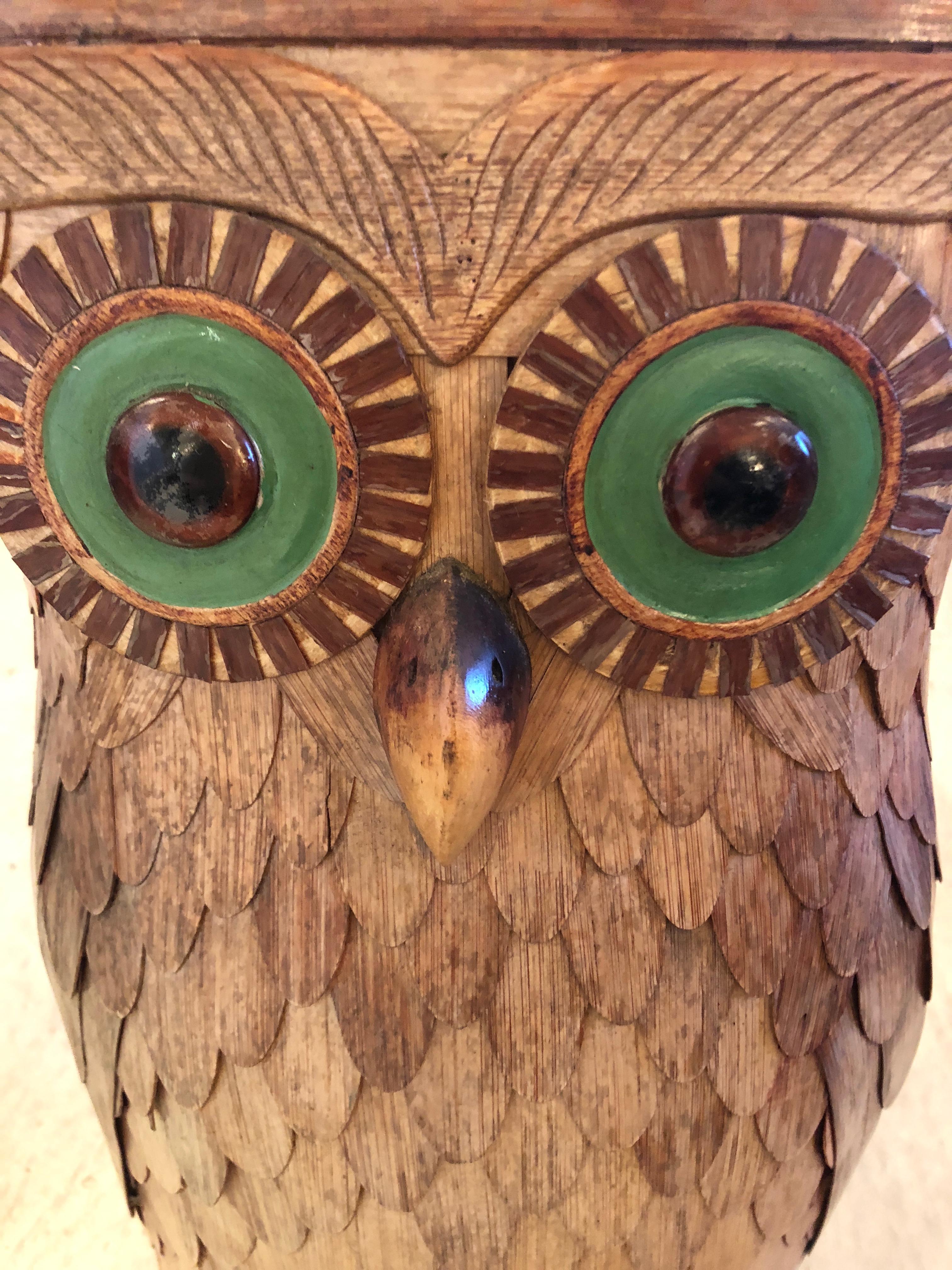 A fun big owl accessory having meticulous layered wooden feathers and glass eyes . A hollow vessel to allow dried flower arrangement or such. Not meant to hold water.
Opening is 9 x 4.5.