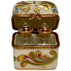 Boîte en porcelaine de Limoges France Peint Main et deux flacons de parfum Trio