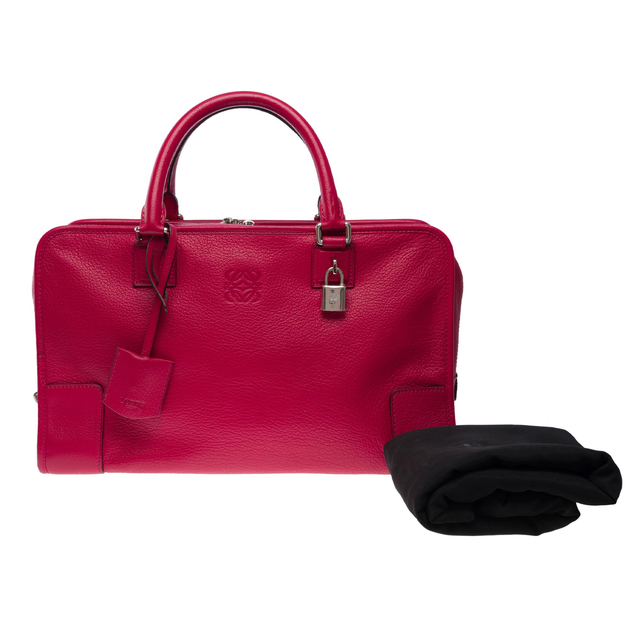 Delightful handbag Loewe Amazona 36 (GM) in red leather, silver metal trim, double handle in red leather for a hand carry

Zipper
Red leather inner lining, patch pocket, zip pocket
Signature: 