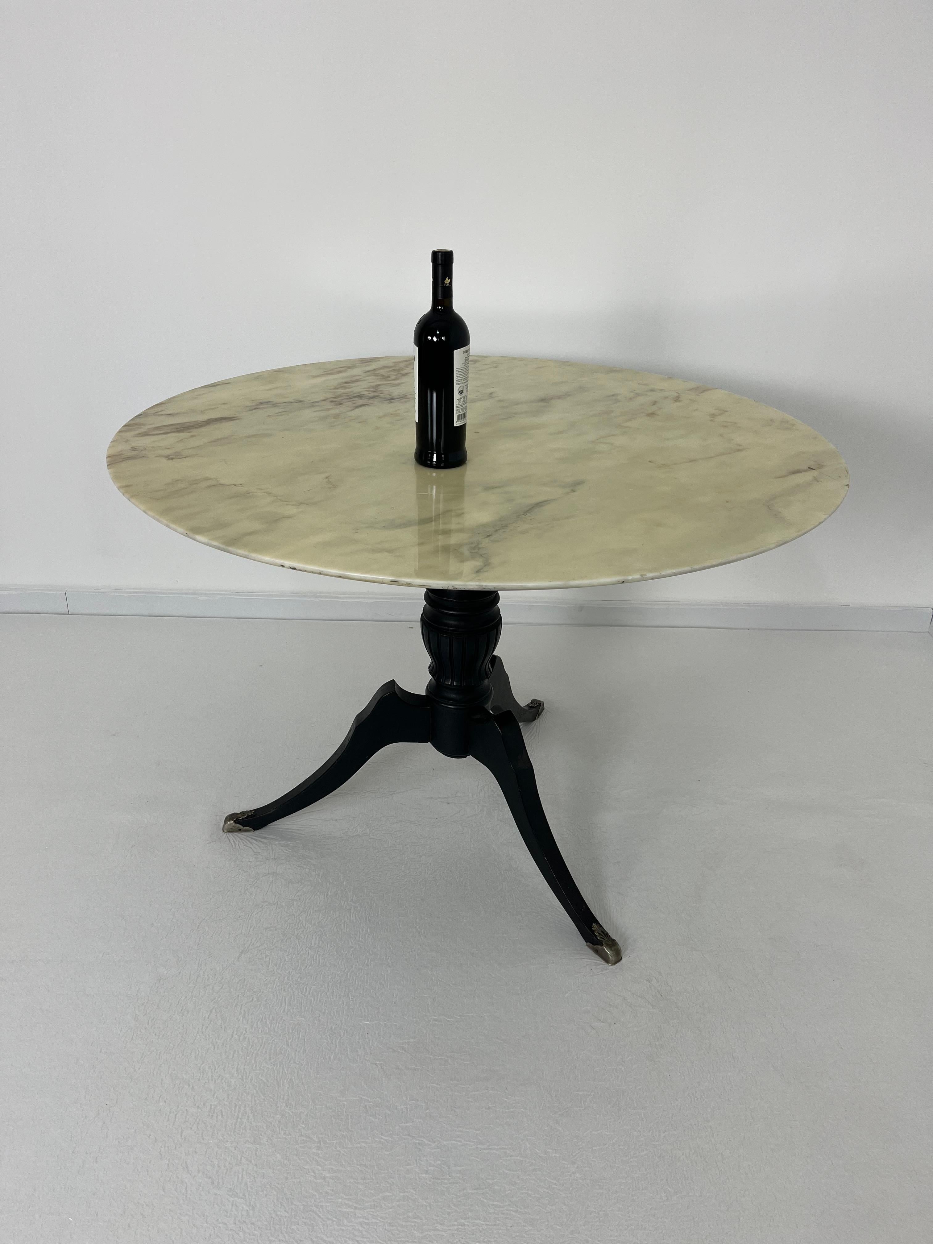 Délicieuse table circulaire italienne du milieu du siècle avec plateau en marbre rose, années 1950 Bon état - En vente à Palermo, IT