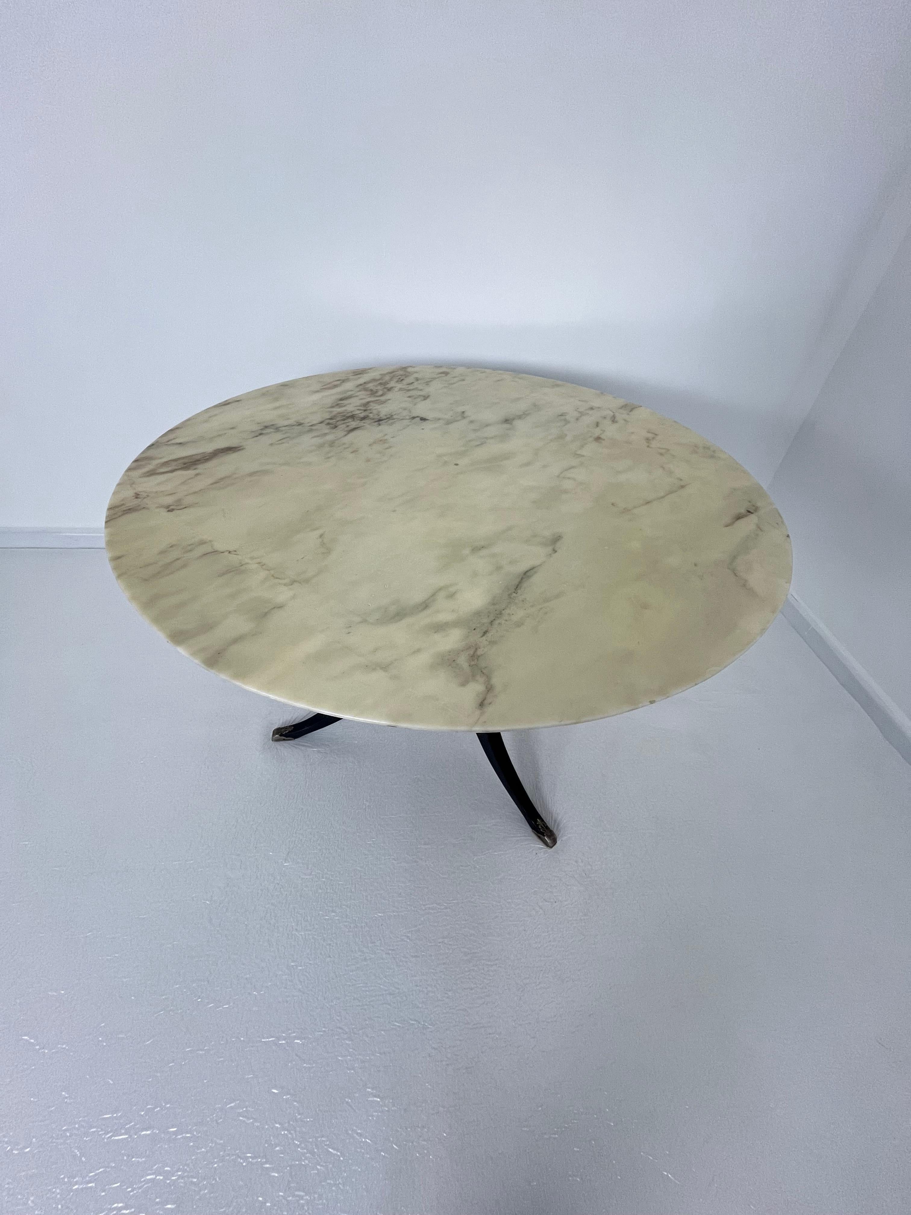 Milieu du XXe siècle Délicieuse table circulaire italienne du milieu du siècle avec plateau en marbre rose, années 1950 en vente