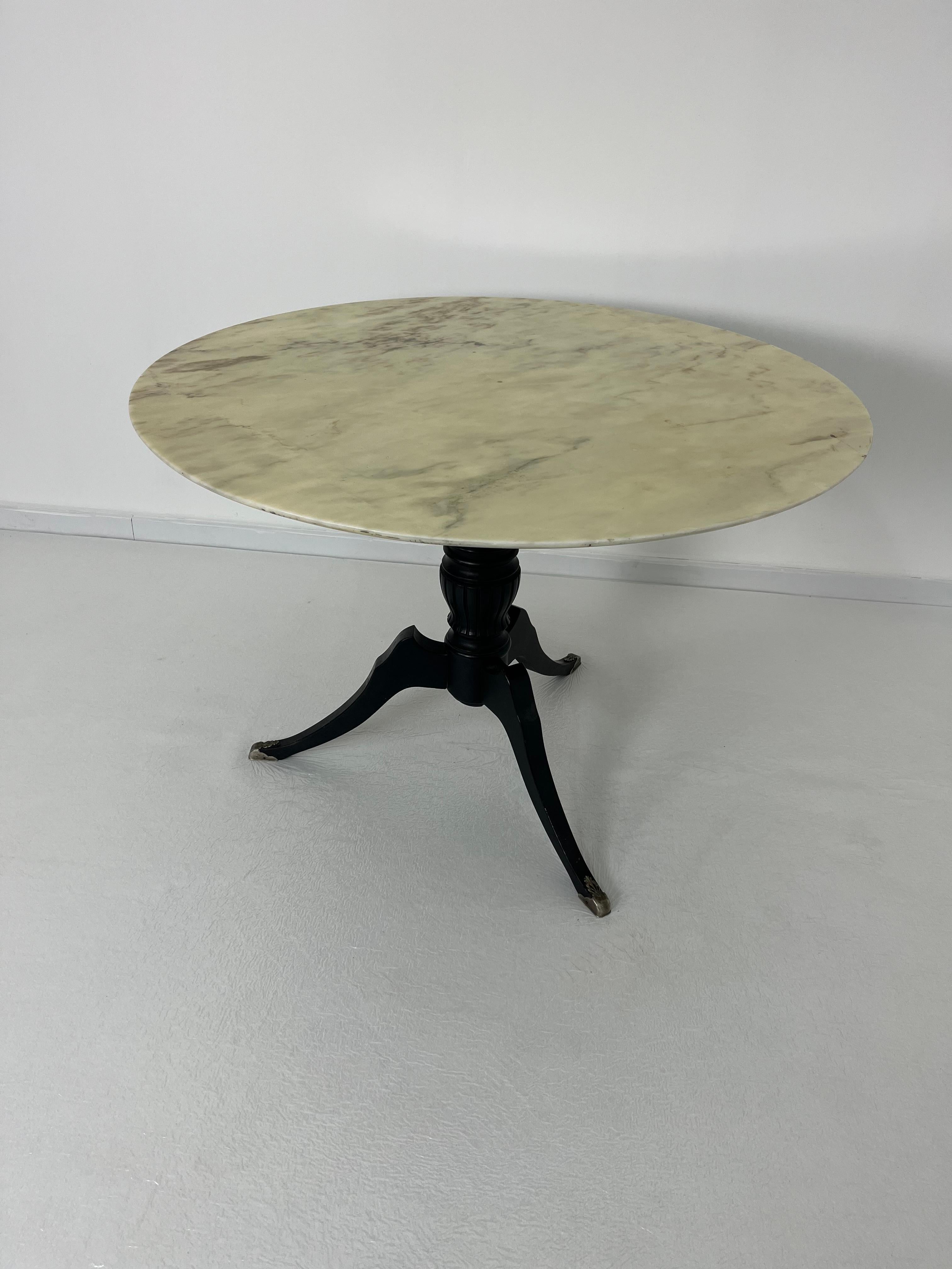 Marbre Délicieuse table circulaire italienne du milieu du siècle avec plateau en marbre rose, années 1950 en vente