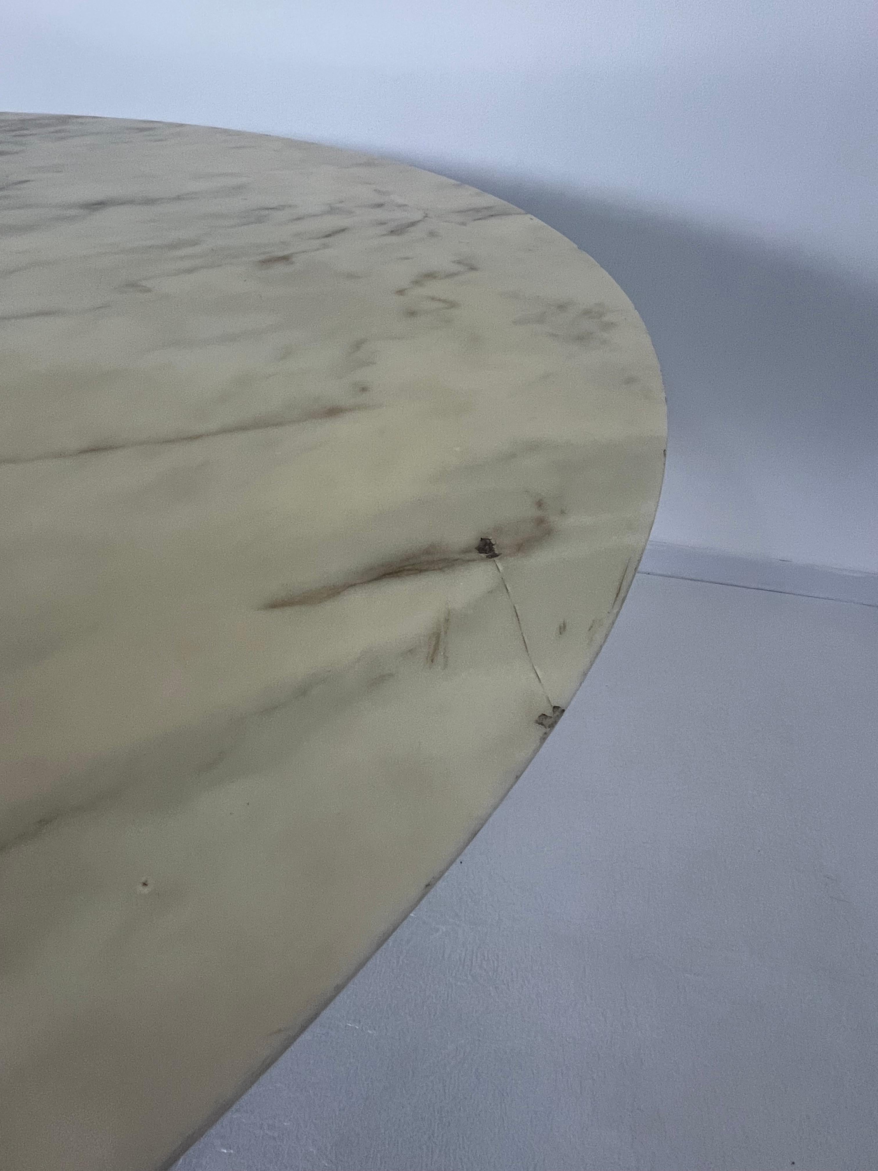 Délicieuse table circulaire italienne du milieu du siècle avec plateau en marbre rose, années 1950 en vente 2
